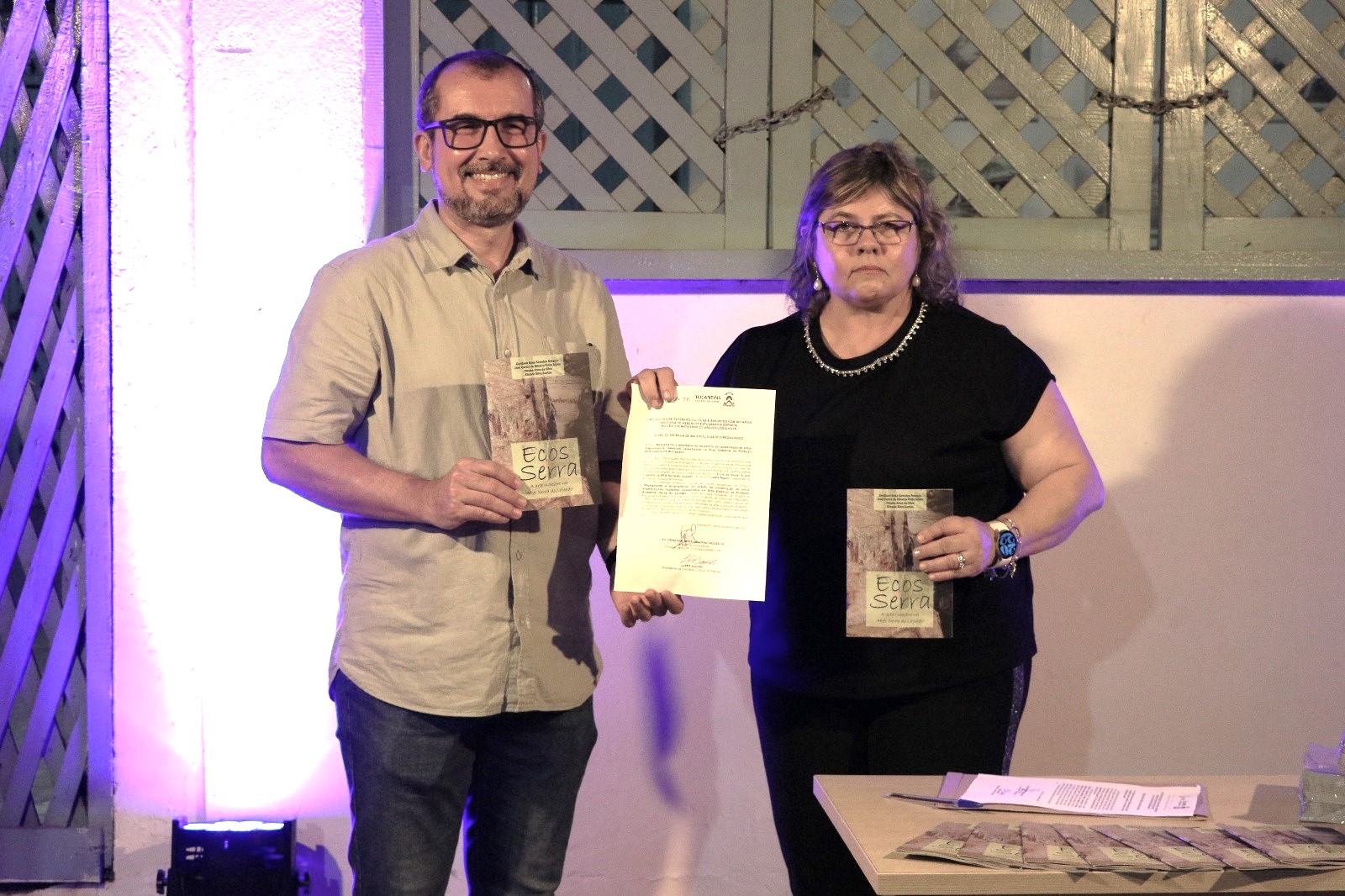 A presidente da FCP, Luara Aquino, e o curador do Nuta/Unitins, Genilson Nolasco, com o Termo de Cooperação que garante a doação de 183 livretos didático-pedagógicos 'Ecos da Serra' a escolas e bibliotecas municipais palmenses