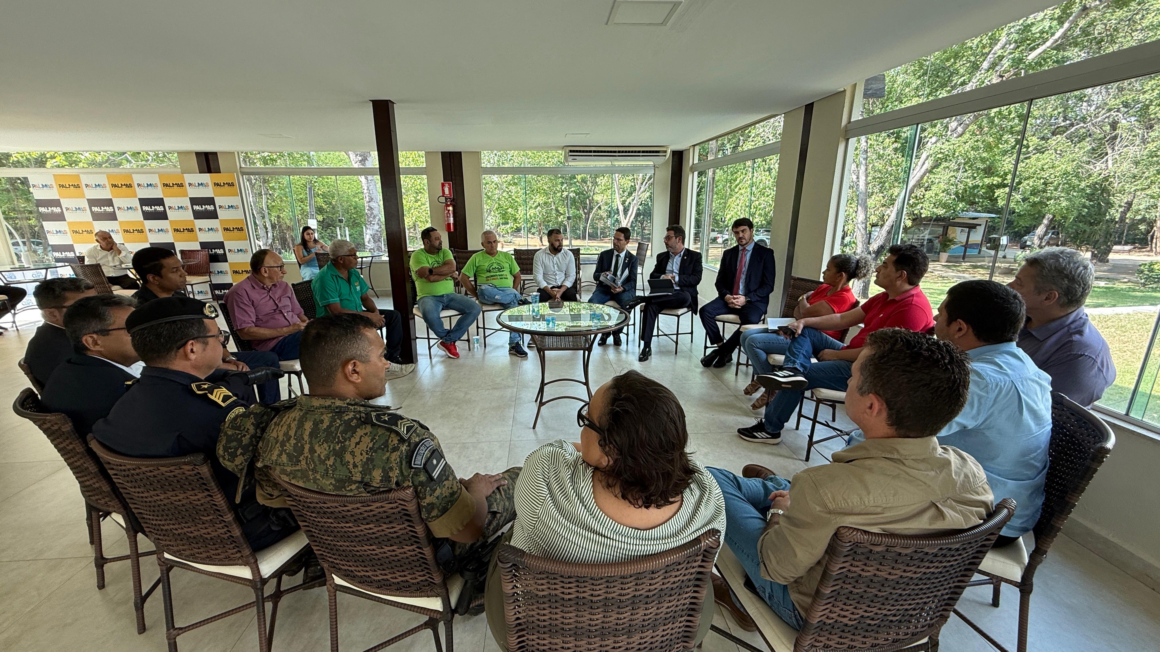 Representantes da Prefeitura e sindicatos durante reunião que discutiu a concessão da data-base dos servidores municipais
