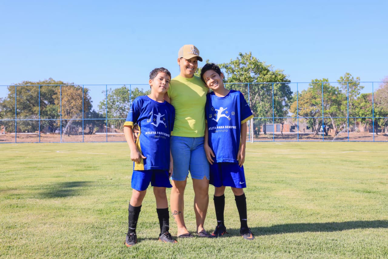 Juliana e os filhos Igor e Iago comemoram a inauguração do novo campo