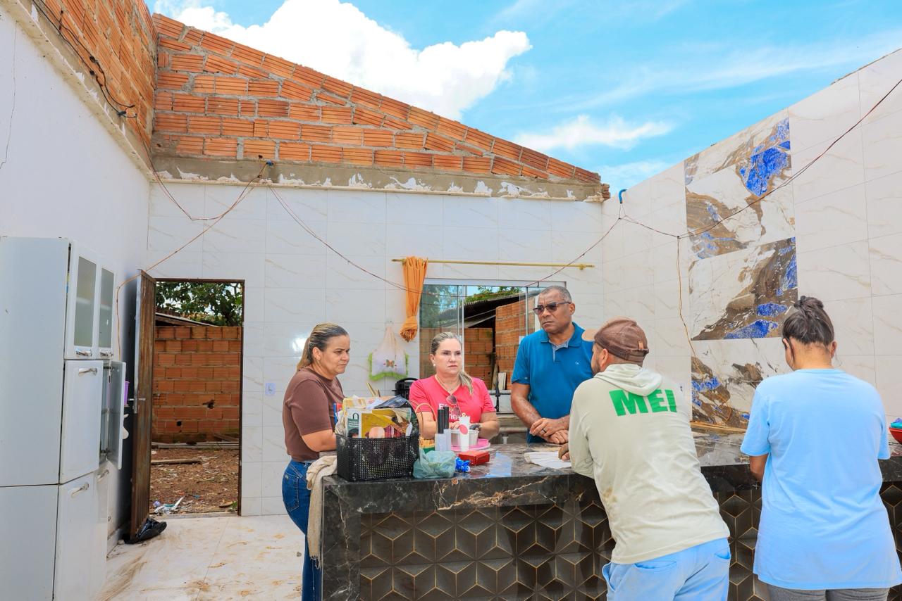 Algumas casas tiveram os telhados totalmente destruídos pelo vendaval. Foto - Regiane Rocha