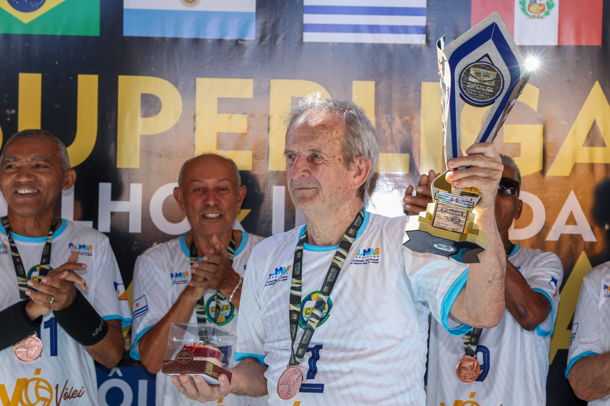 O atleta da VóVôlei Mariano Wieczorek celebrou o próprio aniversário de 77 anos ganhando medalha e erguendo um troféu