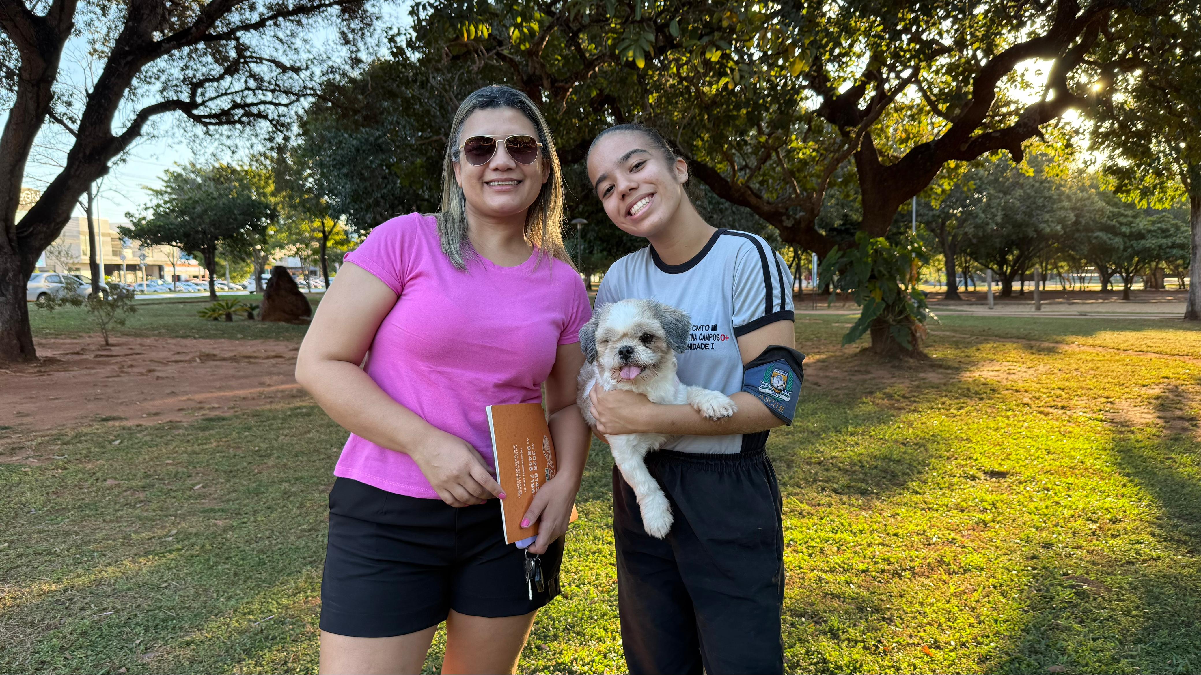 Servidora pública Leide Campos, de 45 anos, levou a cadelinha Amora, de 4 anos, para tomar a primeira dose da vacina antirrábica