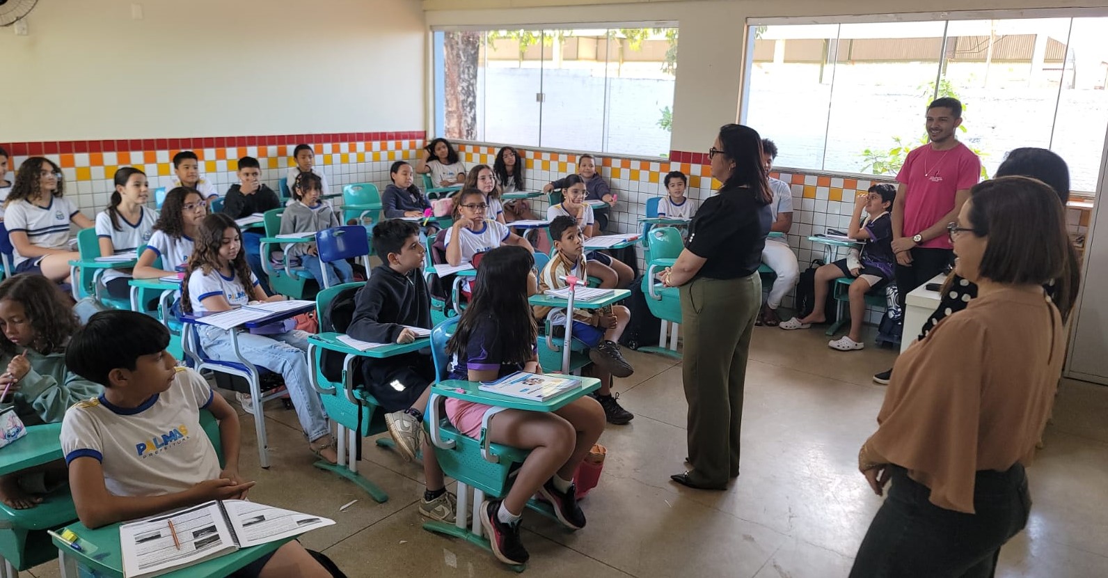 Secretária-executiva Cândida Cecília falando aos estudantes do 5º ano sobre as provas do SAEB