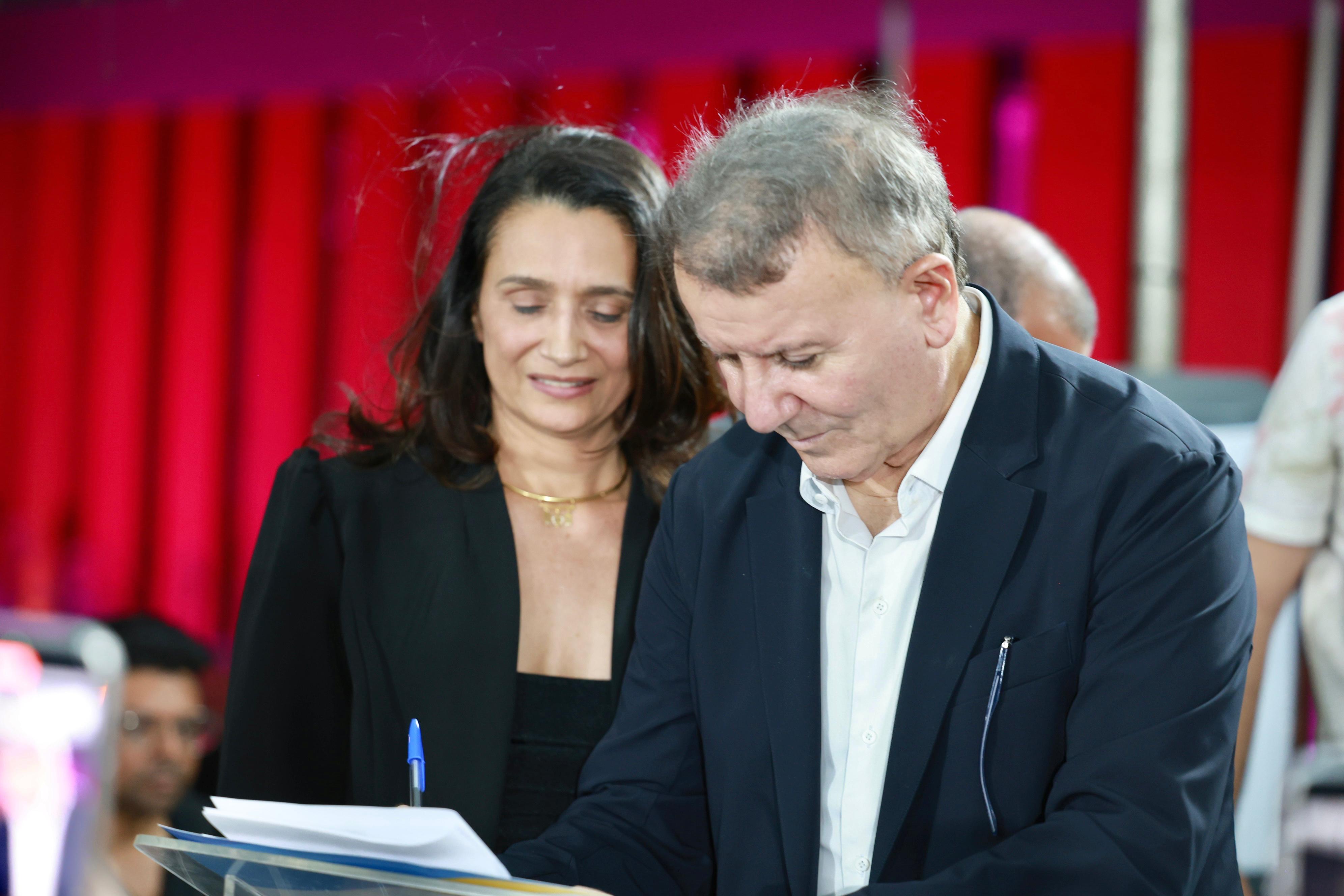 Durante a cerimônia de entrega dos veículos foi assinada a portaria que reduz para 6 horas a jornada de trabalho dos conselheiros tutelares 