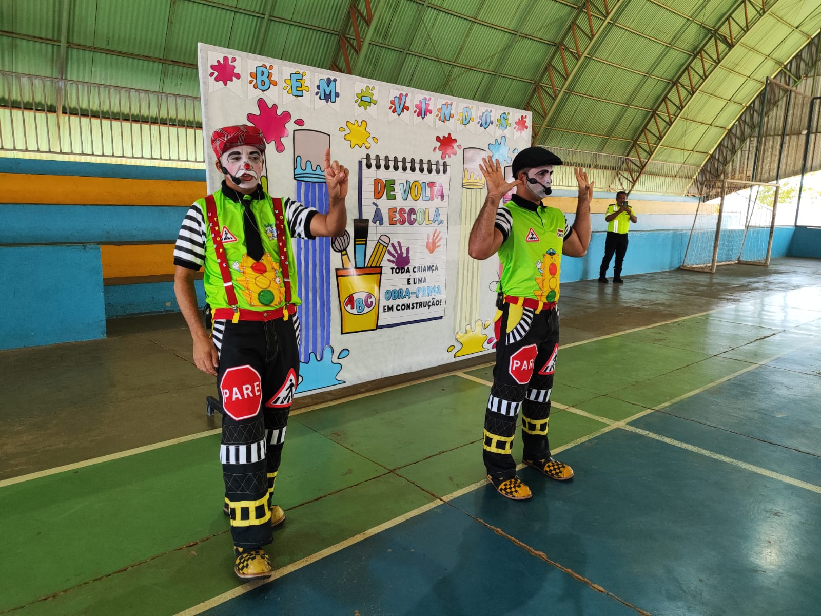 Durante a ação, os palhaços Cocada e Batata Frita fazem a alegria dos estudantes