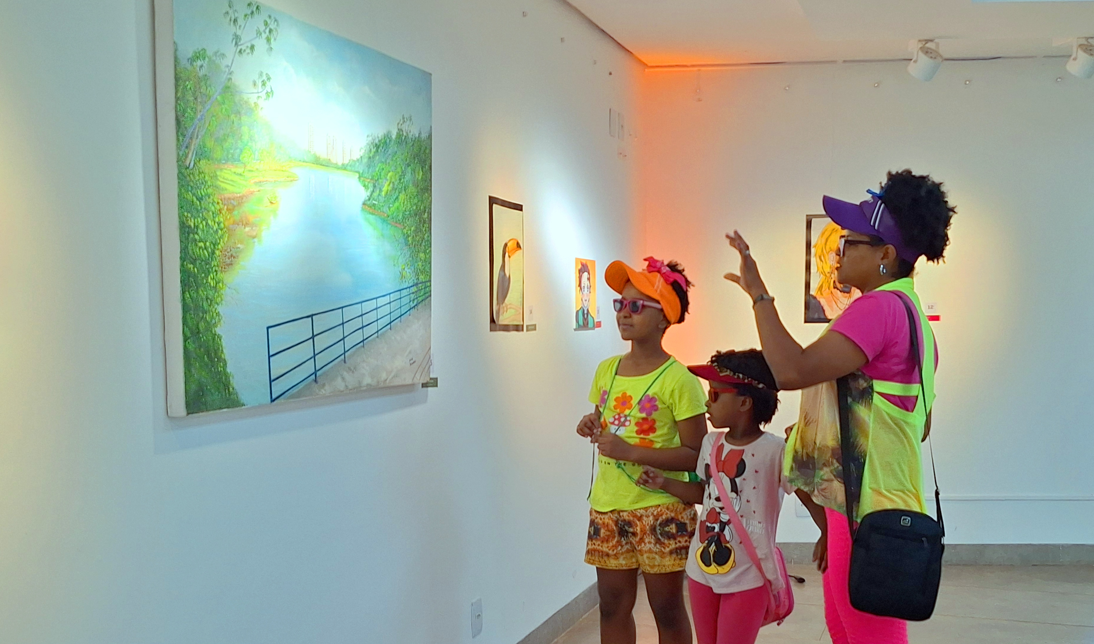 Vivendo e vendo a arte: Divina (à dir.) e as filhas Geovana (à esq.) e Gabriela, ambas alunas da turma de balé da FCP, apreciaram as obras do ‘9° Salão Palmense de Novos Artistas’