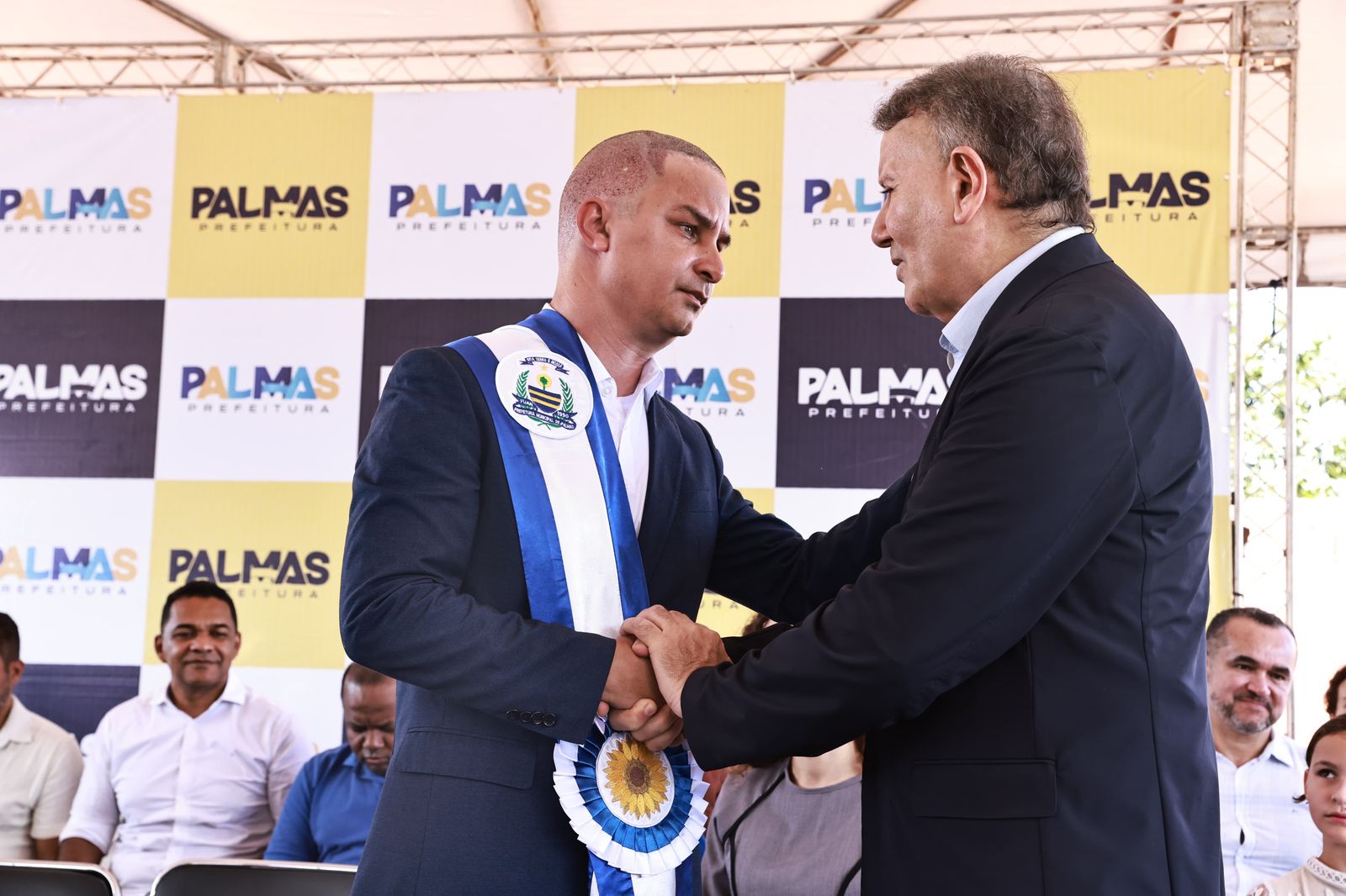 Prefeito Eduardo Siqueira durante 
transmissão do cargo de chefe do poder executivo municipal ao vice-prefeito Carlos Eduardo Veloso - Foto: Edu Fortes