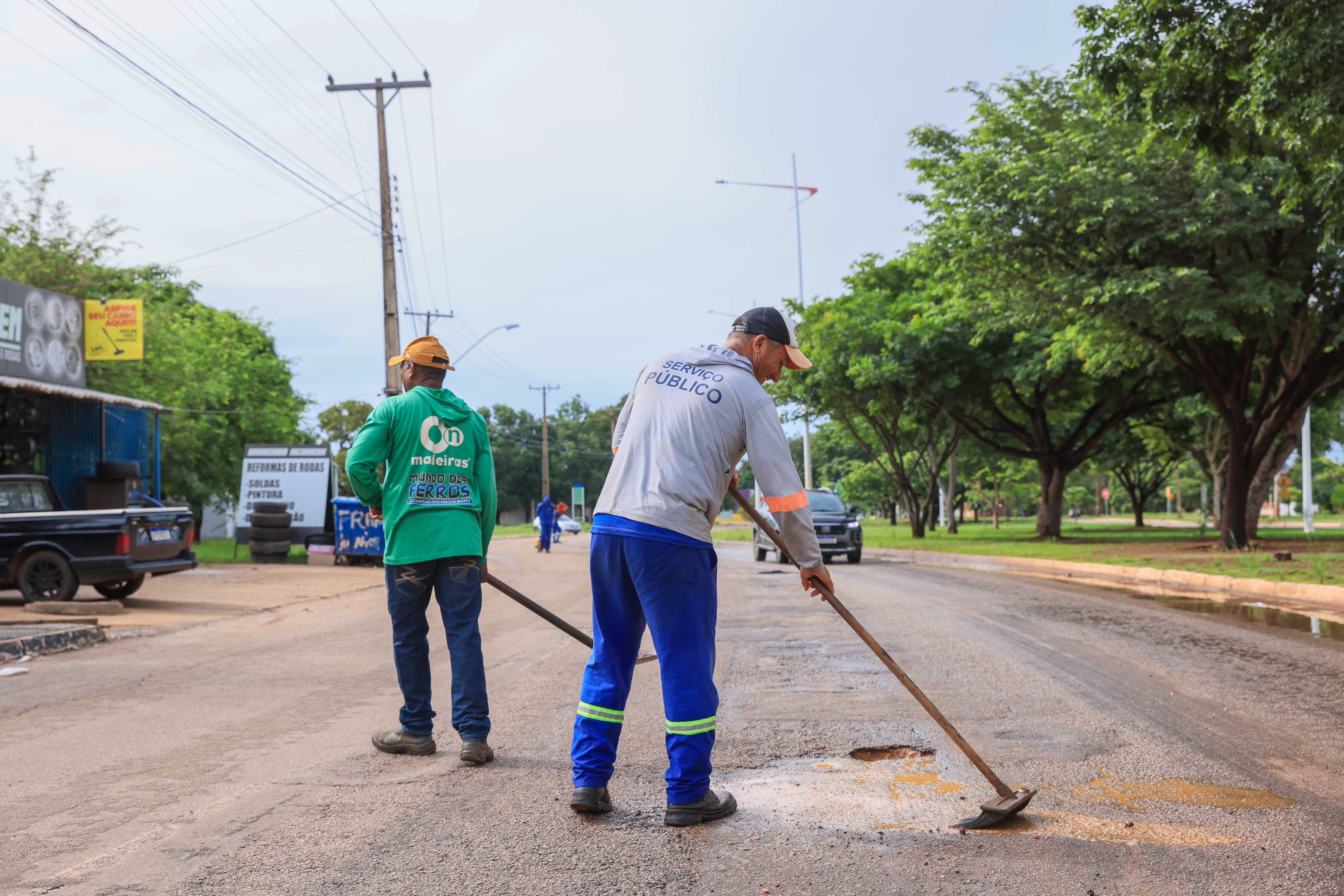 Os trabalhos da Operação Tapa-Buracos foram intensificados, com prioridade para as avenidas de maior fluxo - Foto Júnior Suzuki