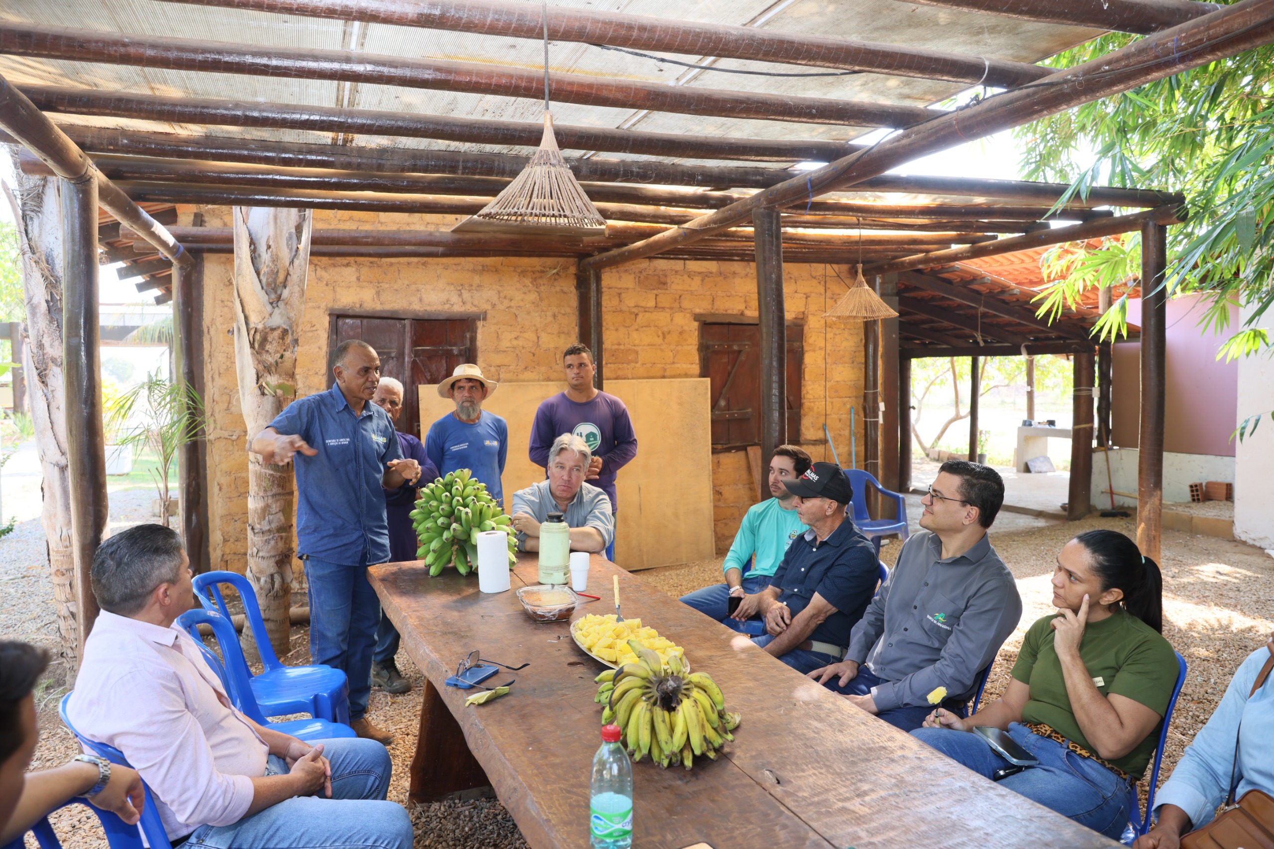 Prefeitura se reúne com representante do Basa para discutir linhas de fomento à pequenos agricultores rurais 