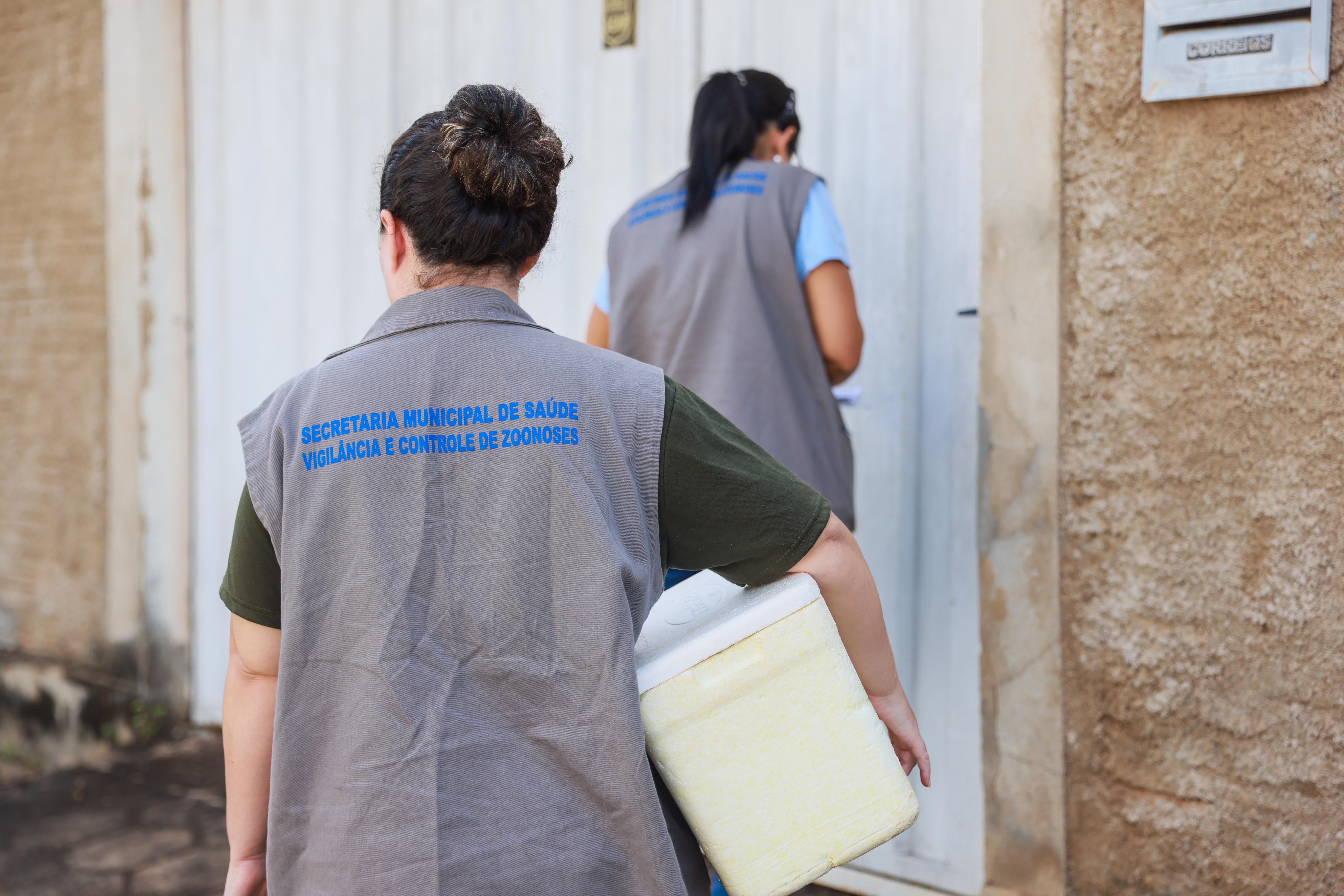 17/03/2025 - UVCZ faz coleta de armadilhas para ovos do mosquito da dengue (Coleta Ovitrampas)Local: ARSE 12 (106 Sul), Palmas - TOFoto: Júnior Suzuki