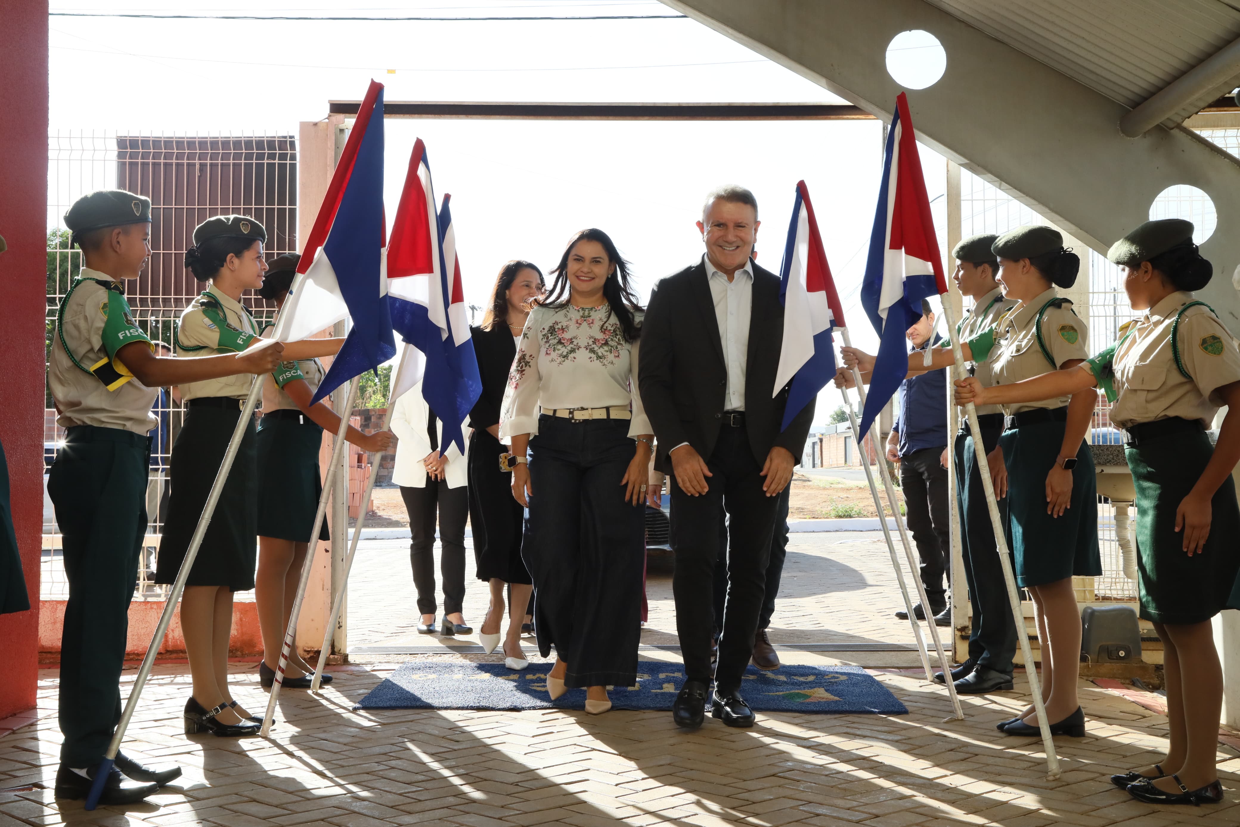 Gestores foram recepcionados pelos alunos da ETI Caroline Campelo