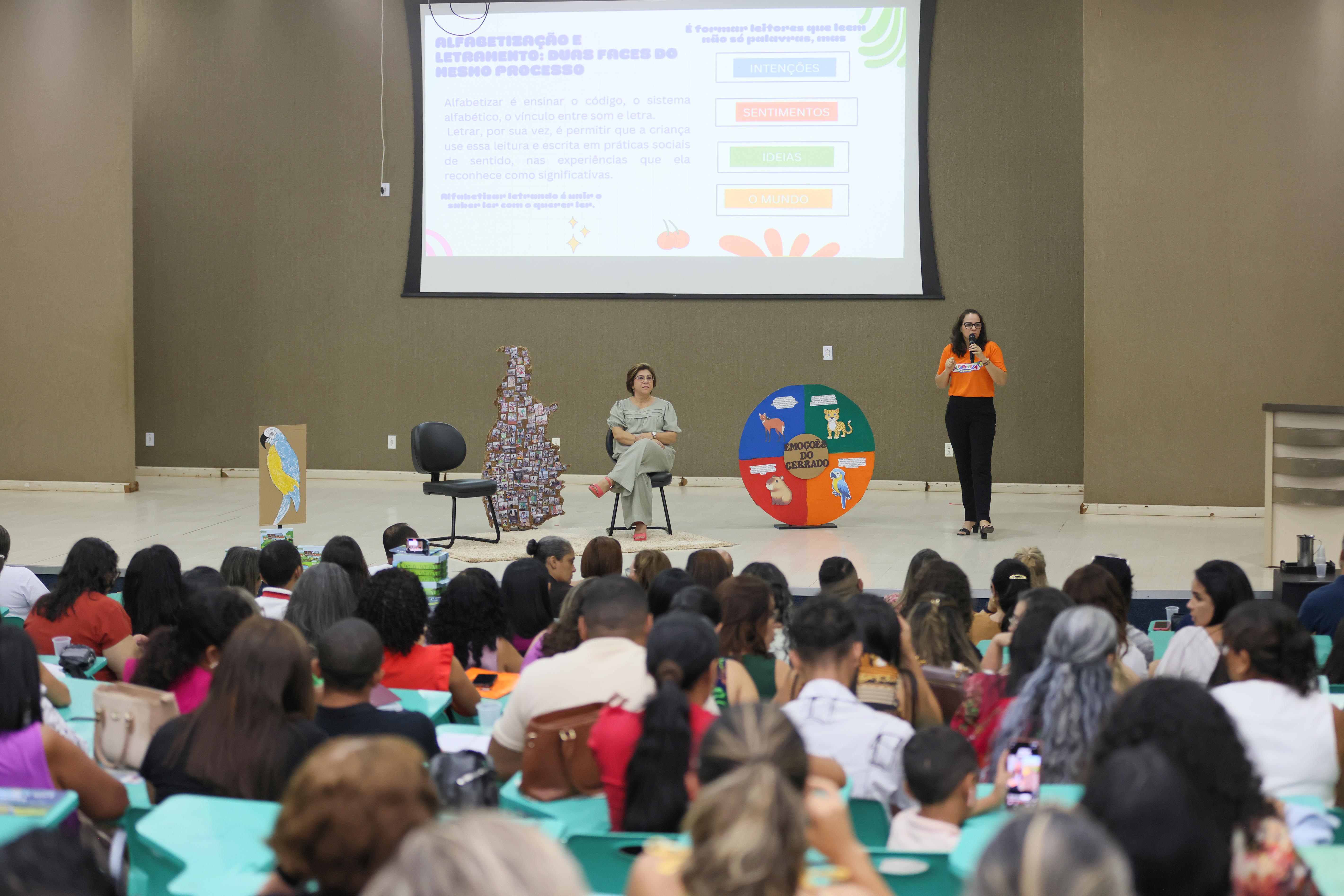 Professoras Regiane Bonagura Bastos e Alessandra Oliveira Quirino Chiarioni abriram o ciclo de palestras