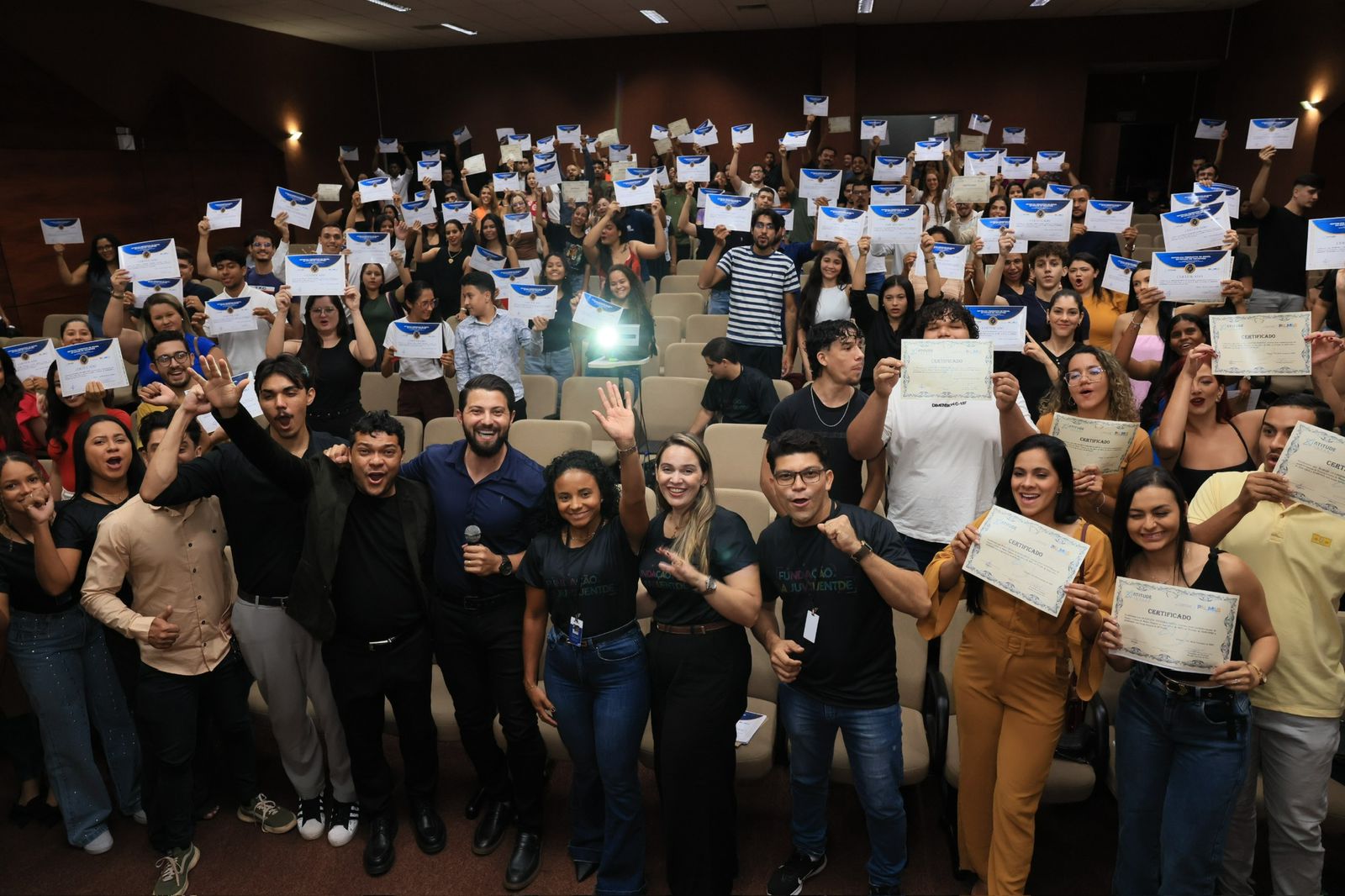 Foram entregues 50 certificados de Mídias Digitais e 169 de Tráfego Pago aos jovens participantes, em solenidade no auditório da OAB