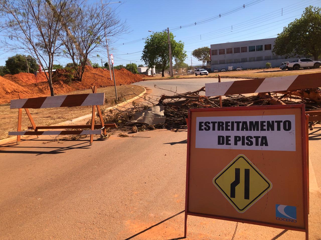 Execução de rede de drenagem na Av. LO-21 altera tráfego e exige atenção de motoristas