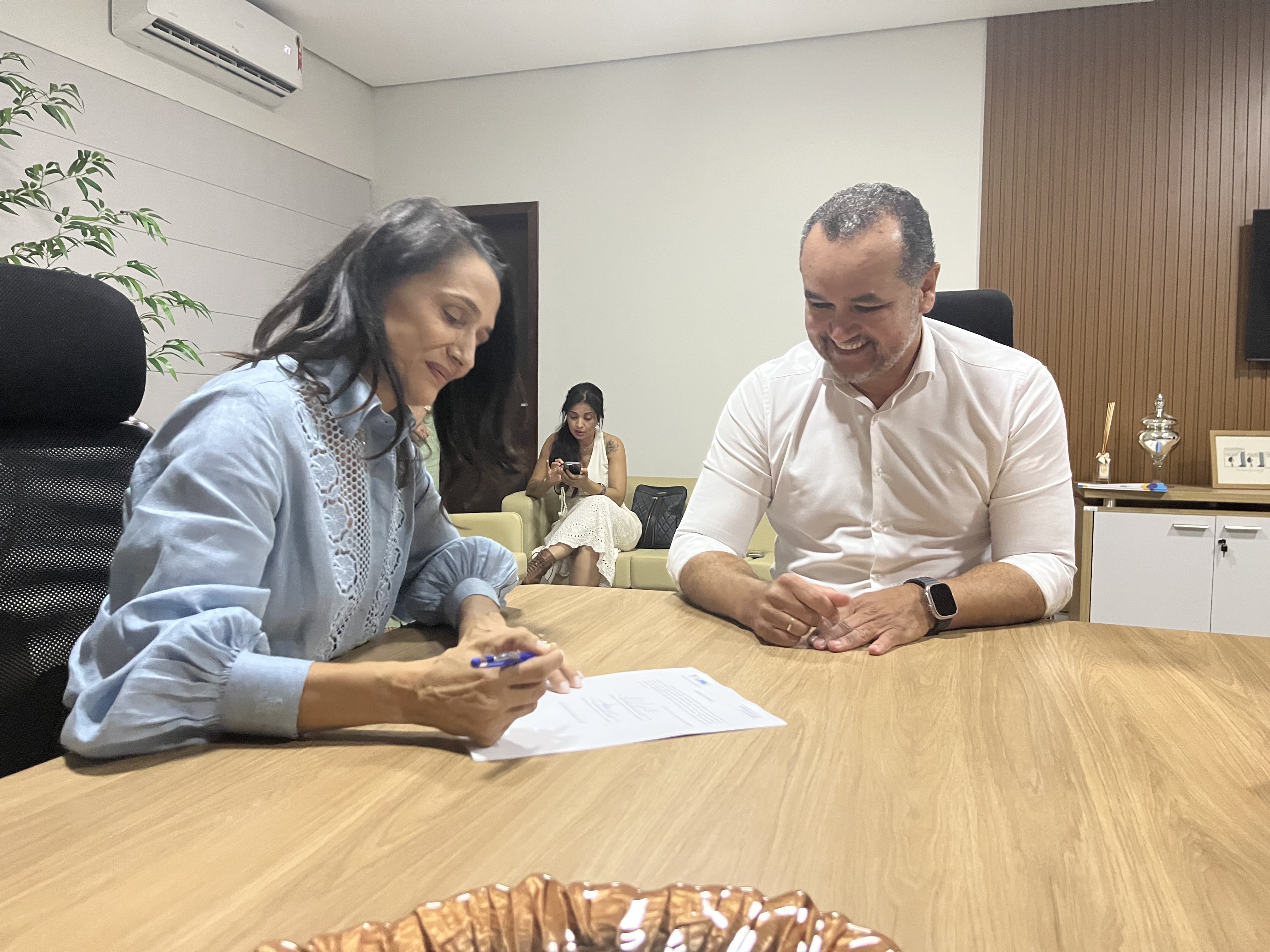 Secretária municipal de Ação Social e da Mulher, Polyanna Siqueira Campos, assina ordem de serviço para a reforma do prédio público