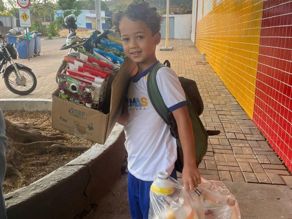 Estudantes são incentivados a fazer a coleta seletiva em casa e levar os recicláveis para a escola