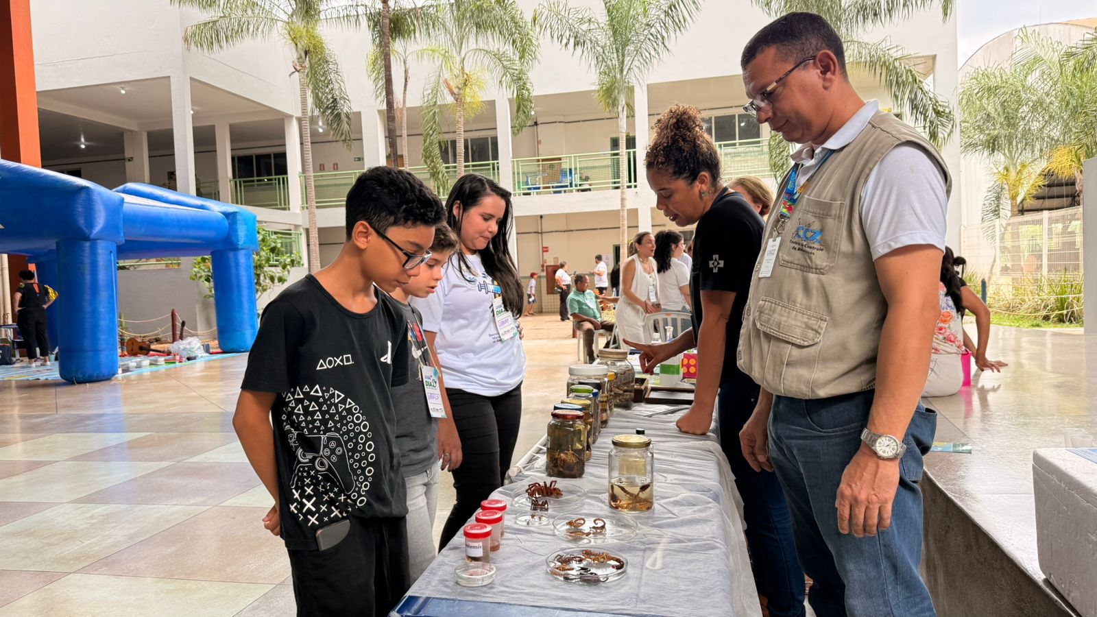 Guilherme Dias gostou de ver de perto cobras e escorpião no Laboratório de Entomofauna