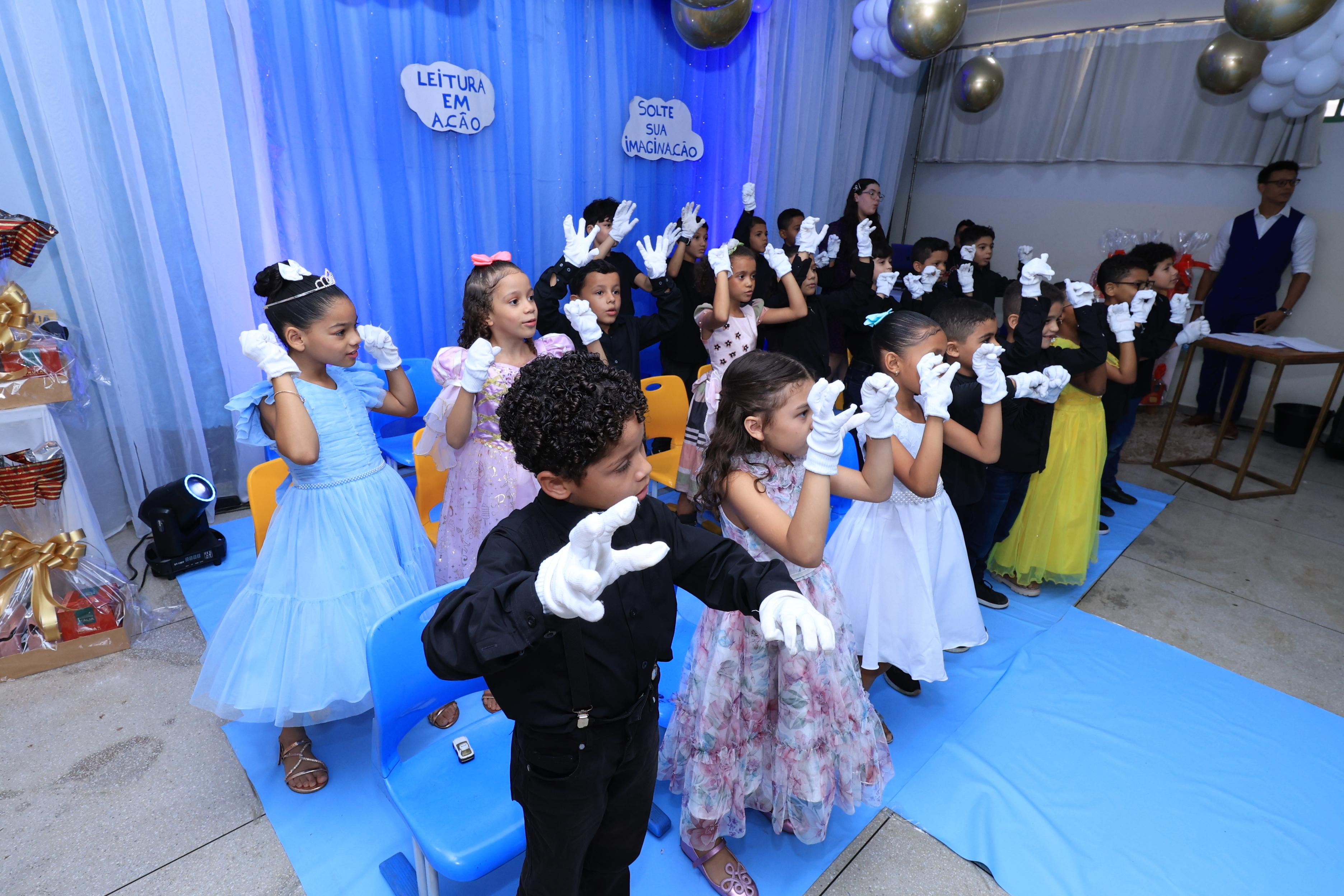 Crianças durante apresentação de encerramento