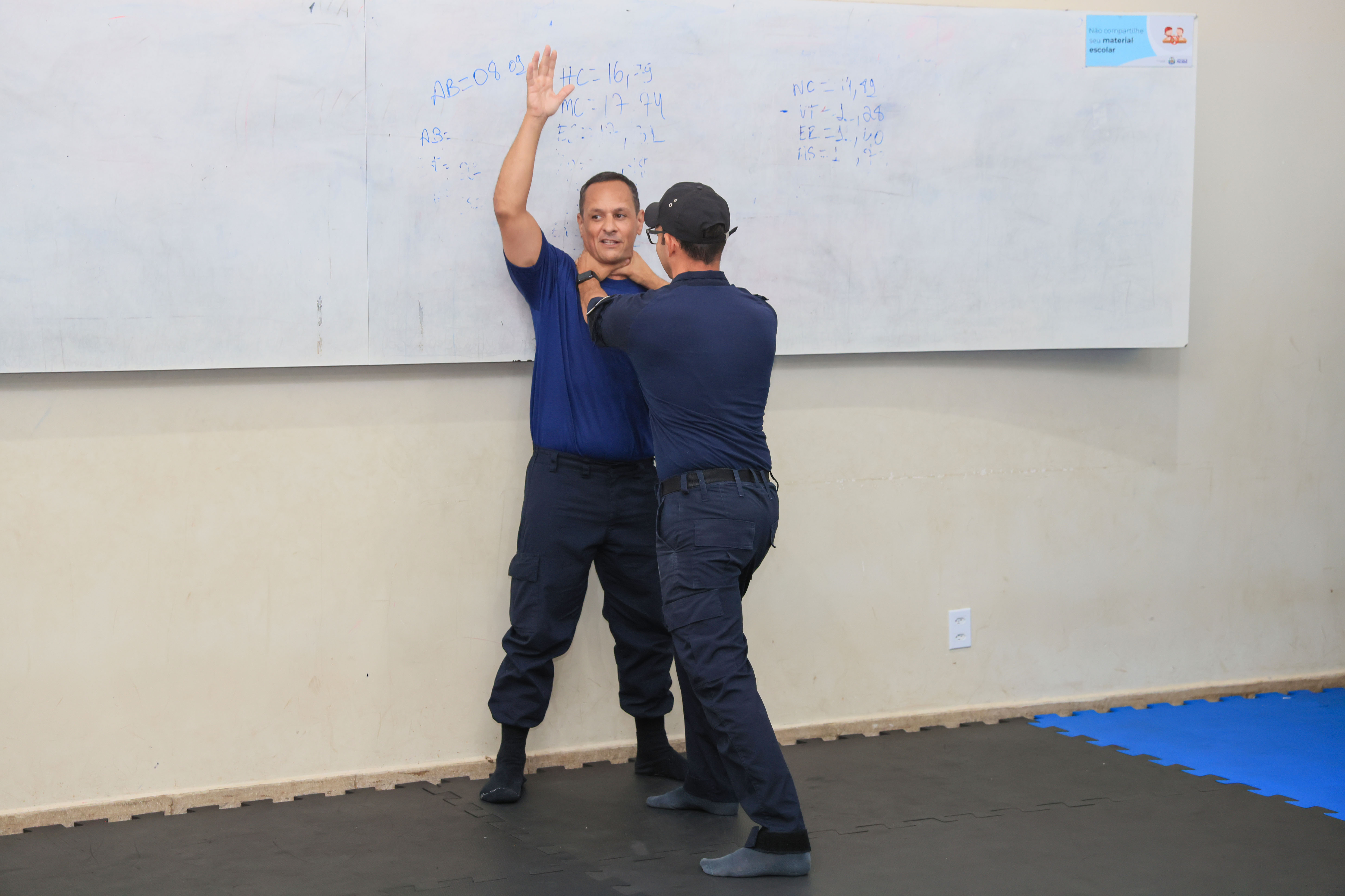 O GMP  Rafael Pavão ensinou algumas técnicas básicas de autodefesa