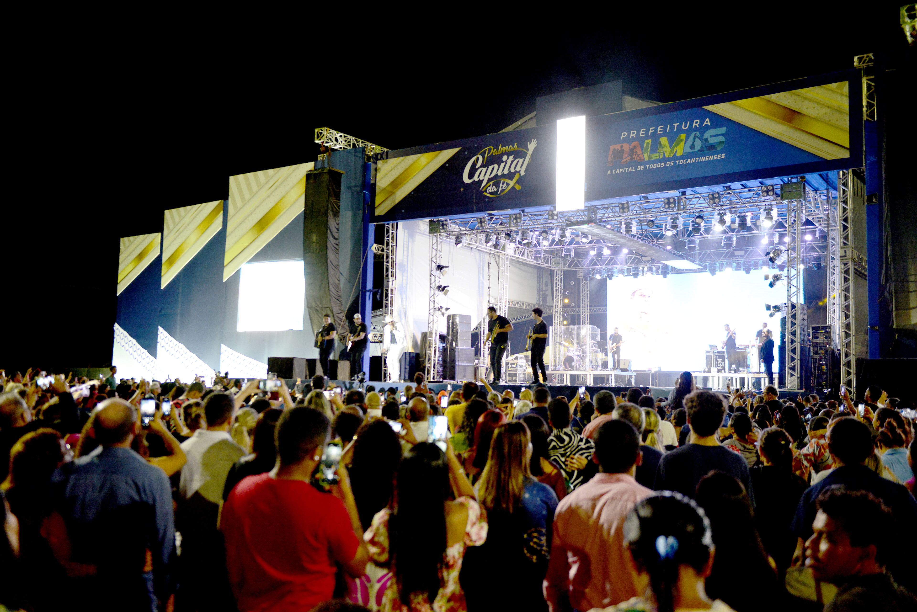 Mesclando shows católico e evangélico, terceira noite tem grande número de expectadores