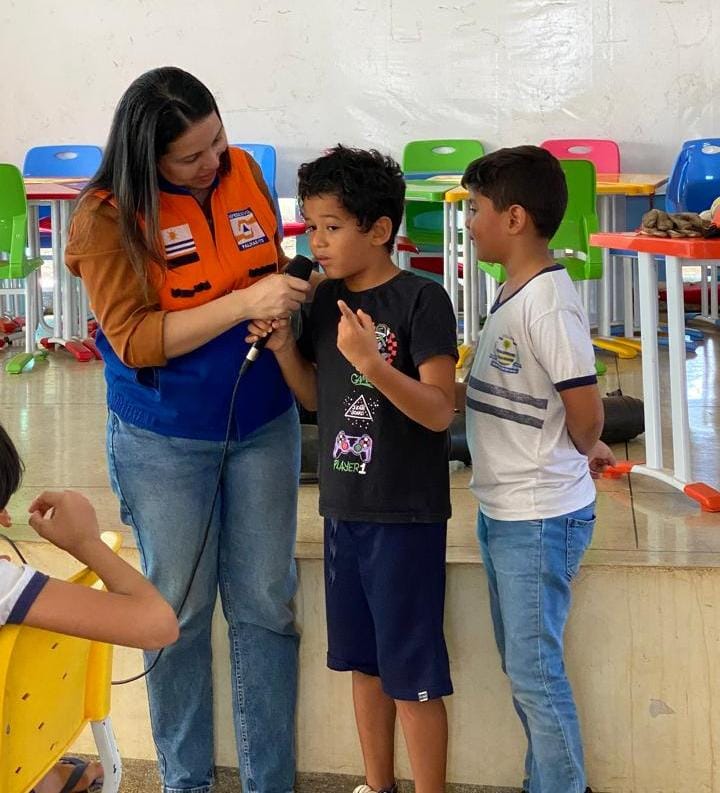 Garotada interagiu com a educadora social Flavia Lustosa sobre combate e proteção às queimadas