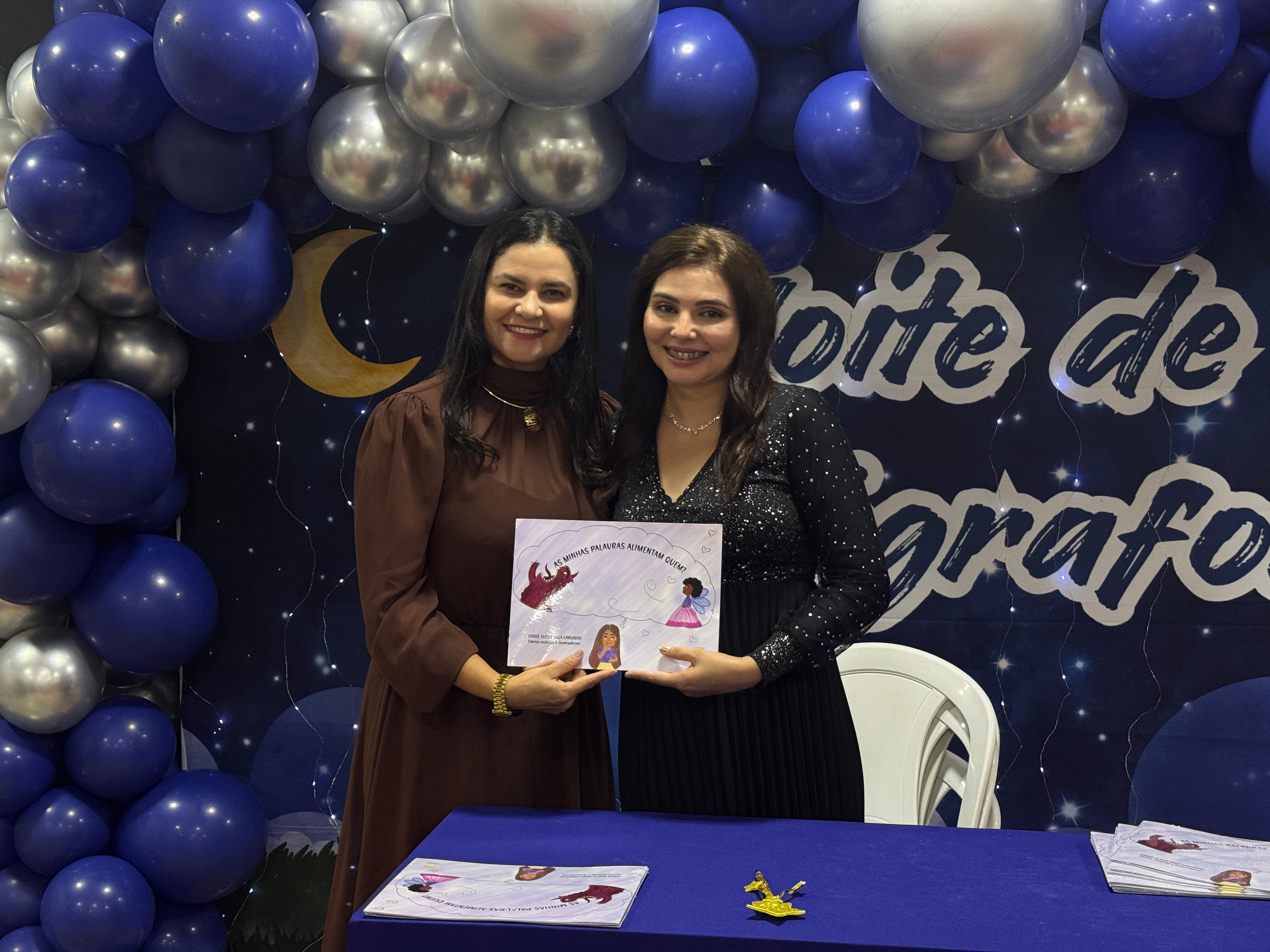 Responsável pelo projeto, a professora Dayse presenteou a secretária Anice com um exemplar do livro -  Foto: Samuel Menezes