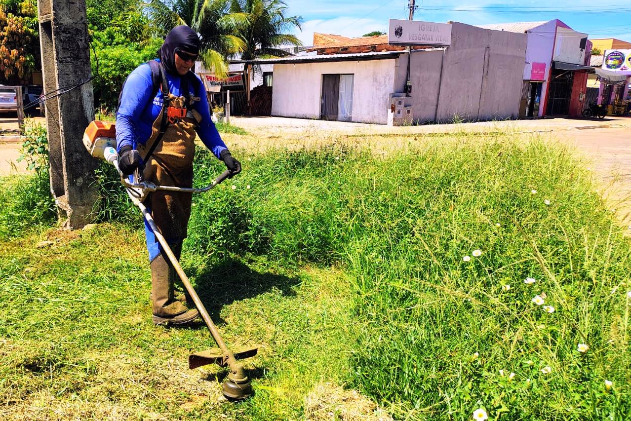 Roçagem manual na Avenida NS-05, próximo à Arno 32 (305 Norte)
