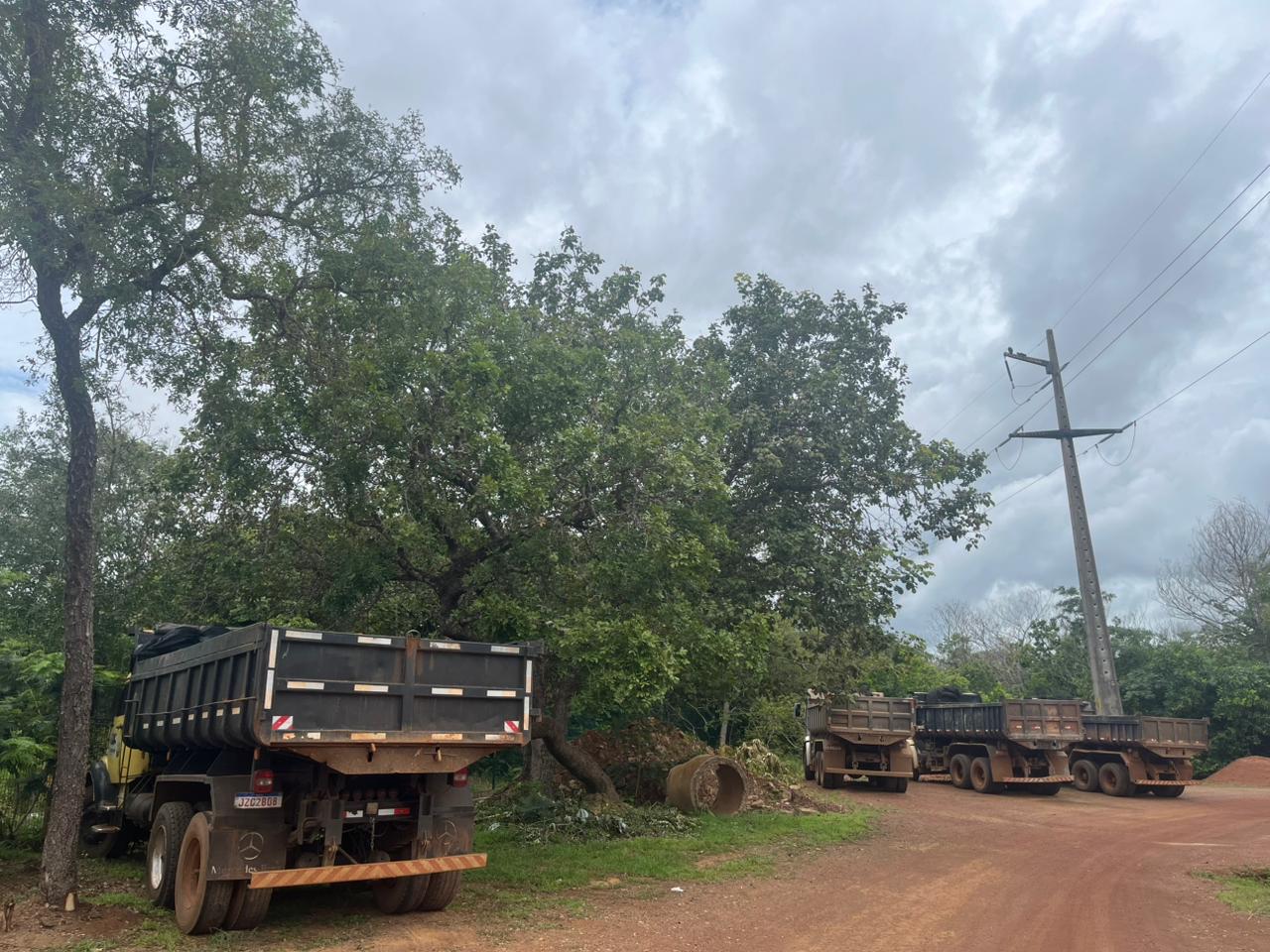 Foram aprendidos quatro caminhões basculantes. Foto: Guarda Ambiental- Divulgação
