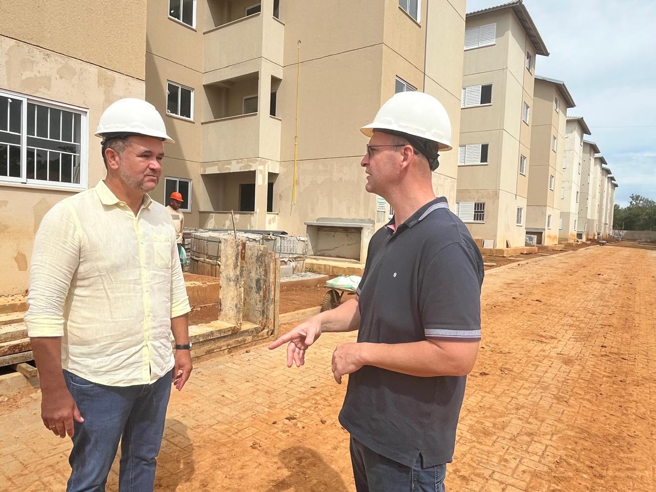 Secretário municipal de Infraestrutura e Habitação, Paulo Cezar Monteiro (à esq), acompanha de perto o andamento das obras do Parque dos Ipês
