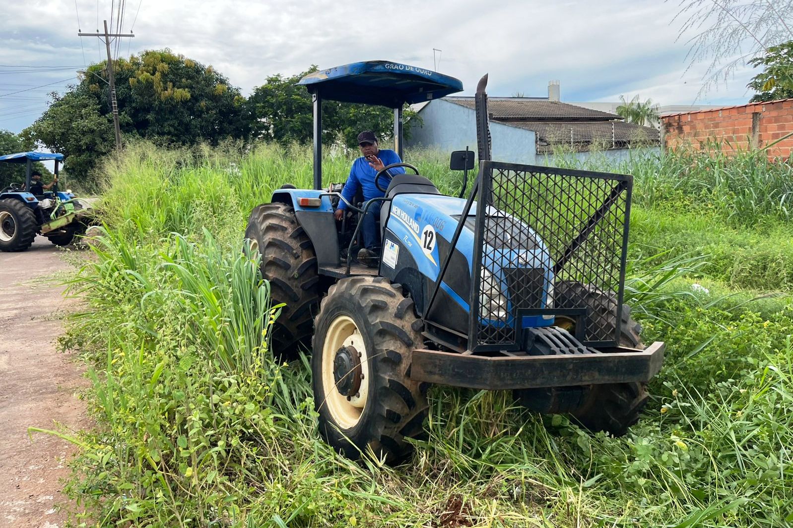 Serviços de roçagem avançam em quadras das regiões norte e sul da Capital