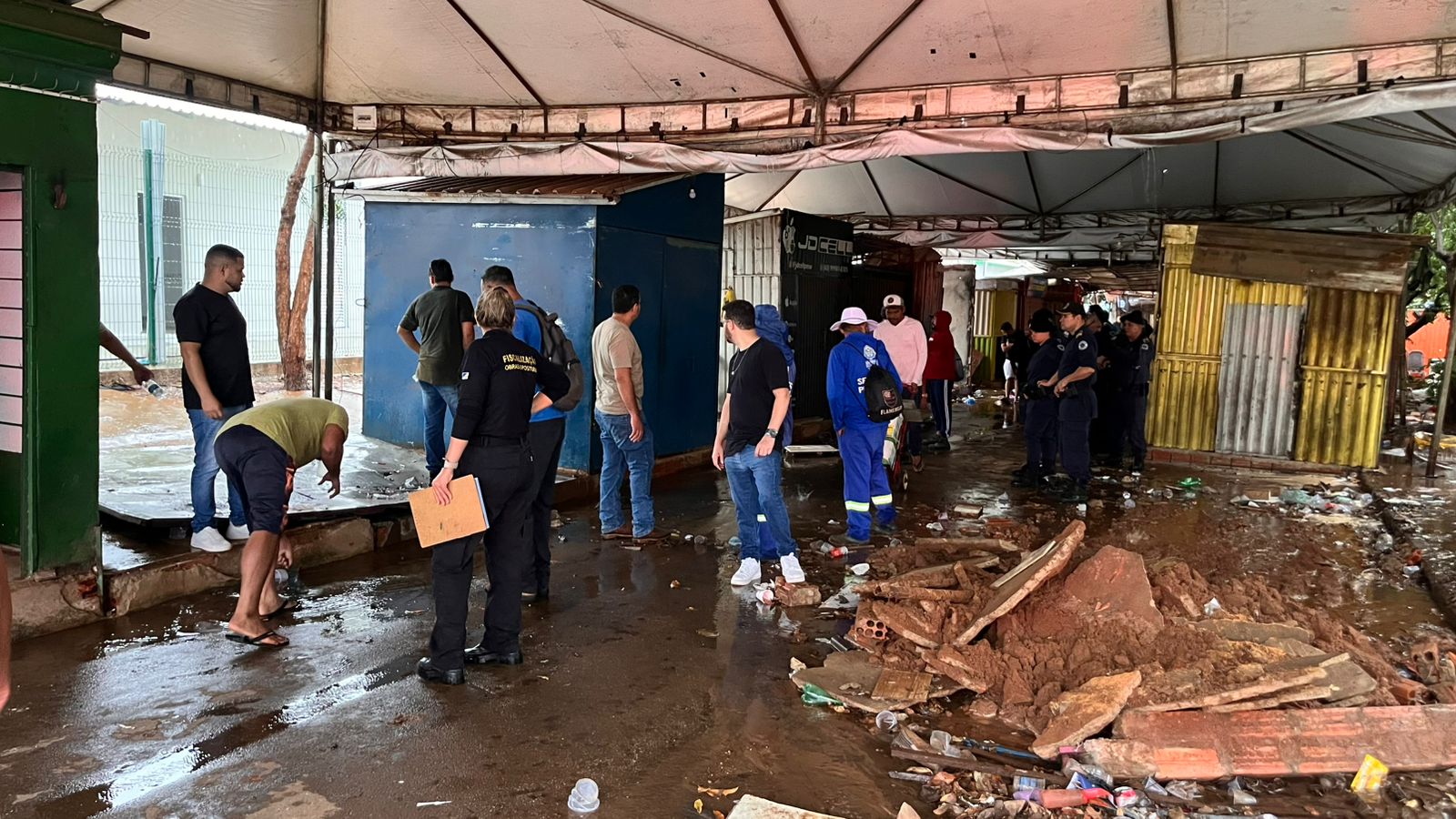 Equipes da Prefeitura iniciaram os trabalhos na manhã da segunda-feira, 24