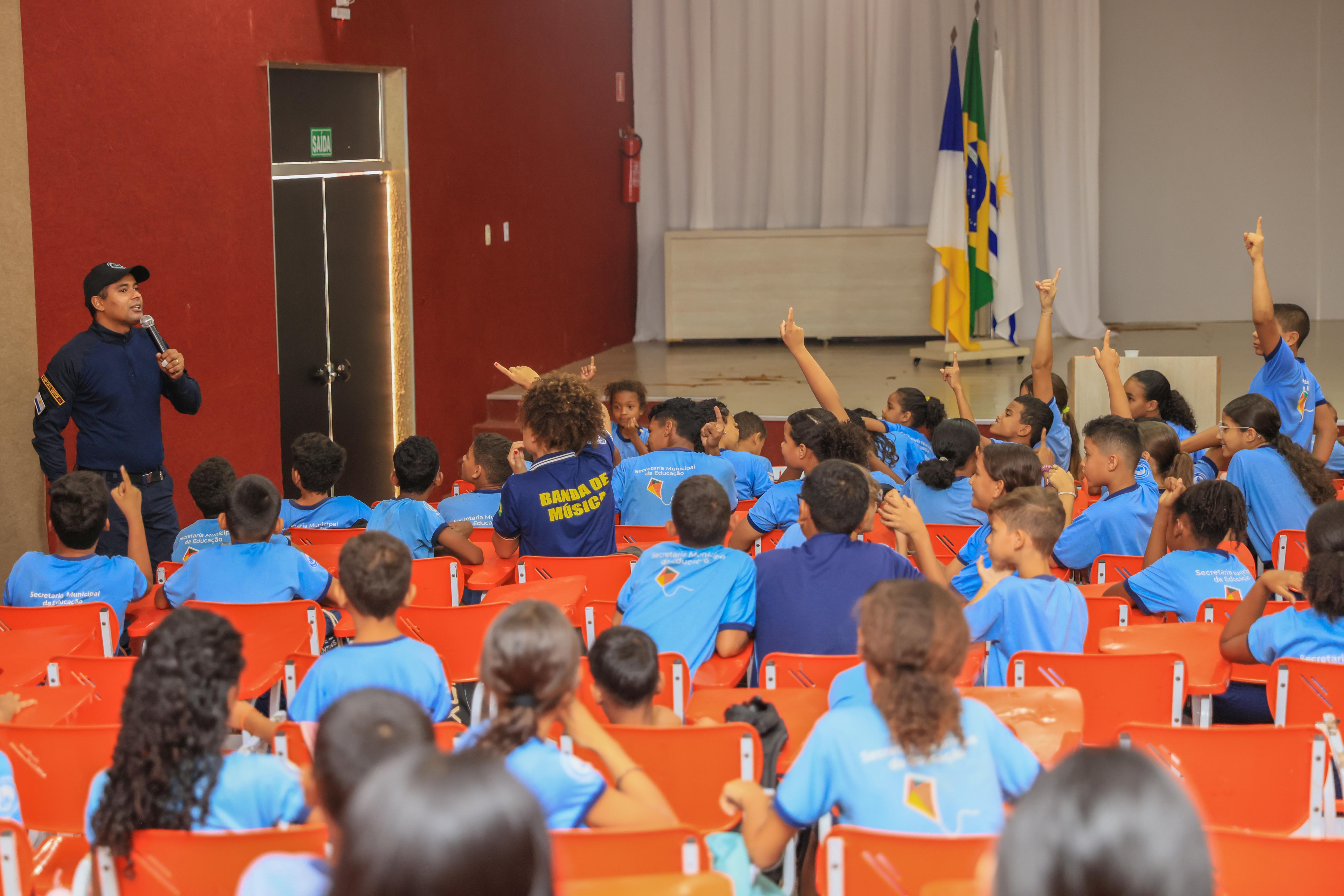 A programação foi intensiva e abordou temas cruciais para a segurança e o desenvolvimento pessoal de estudantes e comunidade escolar