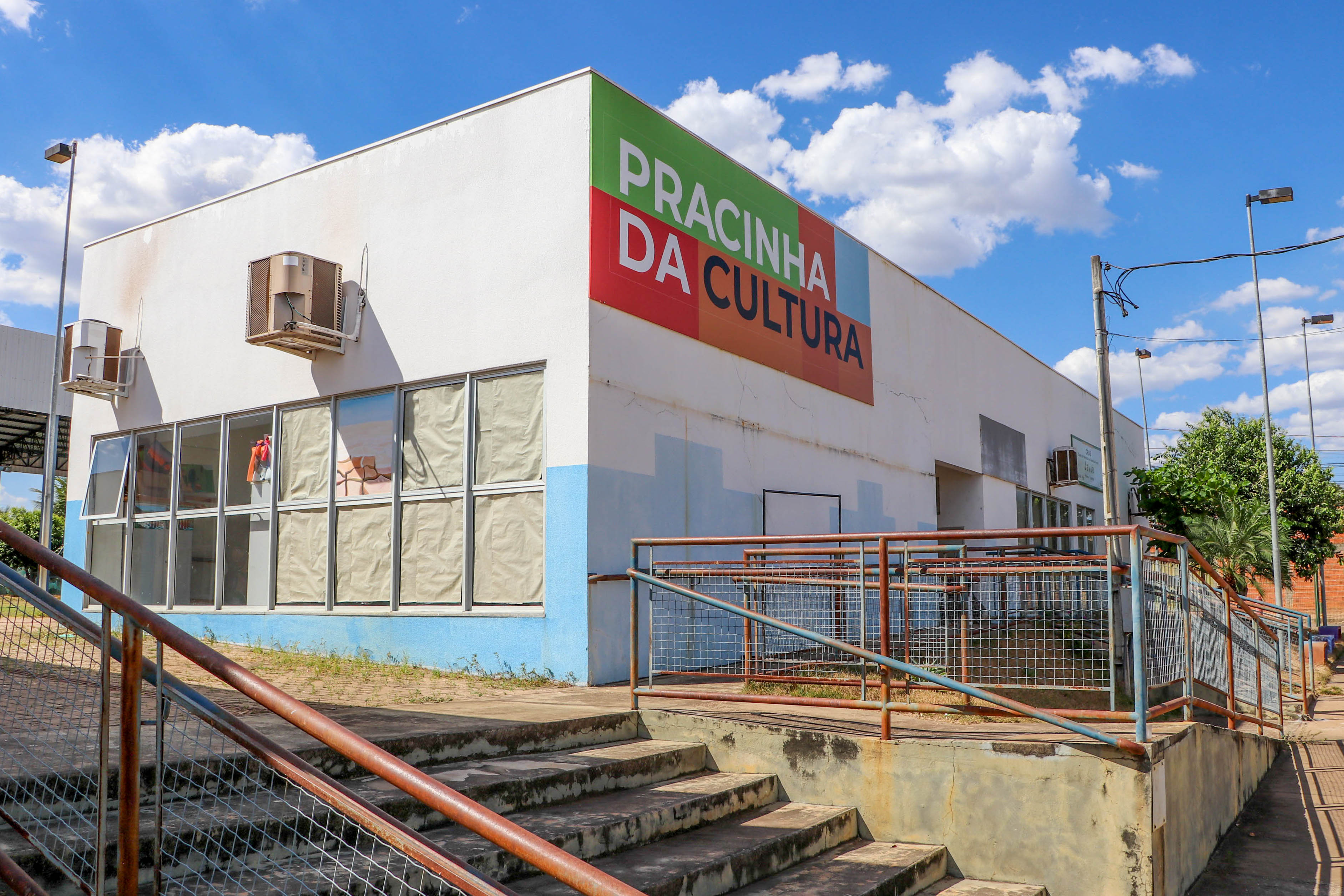 Popularmente conhecido como ‘Pracinha da Cultura’, o CEU das Artes fica na Rua Rubi, nº 17, no setor Morada do Sol; o telefone de contato é  (63) 3212-7316