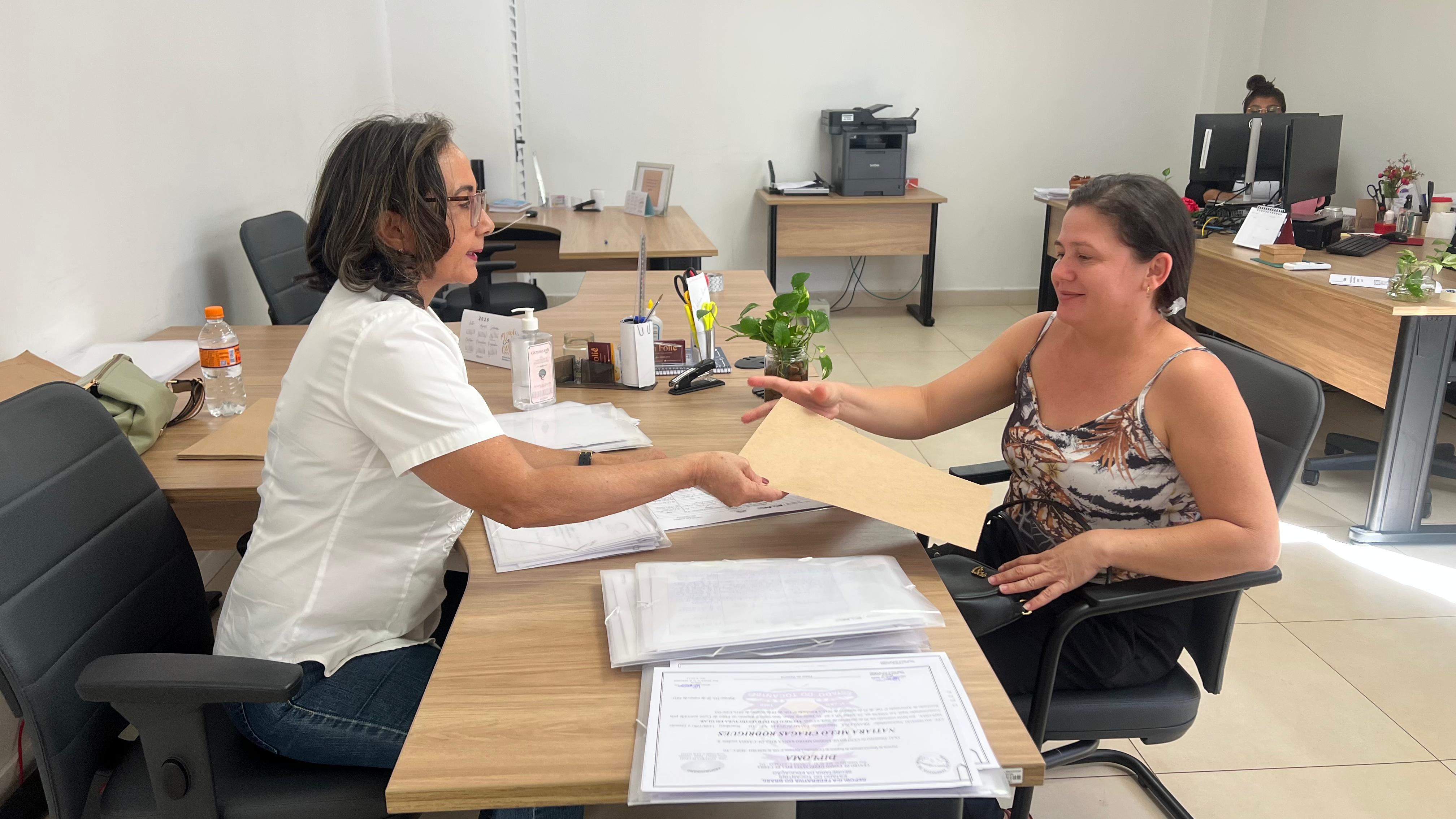 Diplomas estão sendo entregues na Secretaria Municipal da Educação
