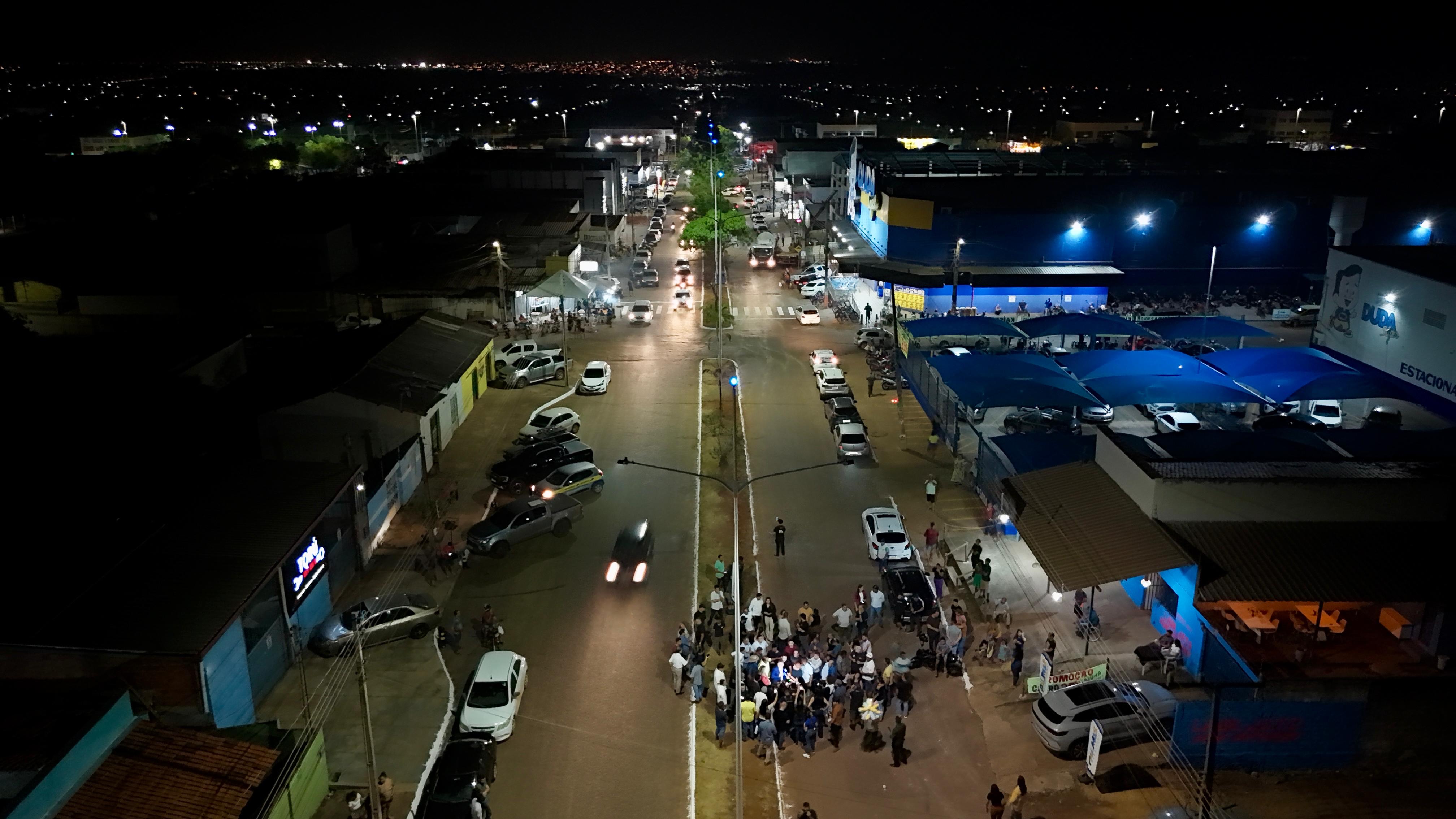 Avenida Araguaia no Jardim Aureny III com nova iluminação 