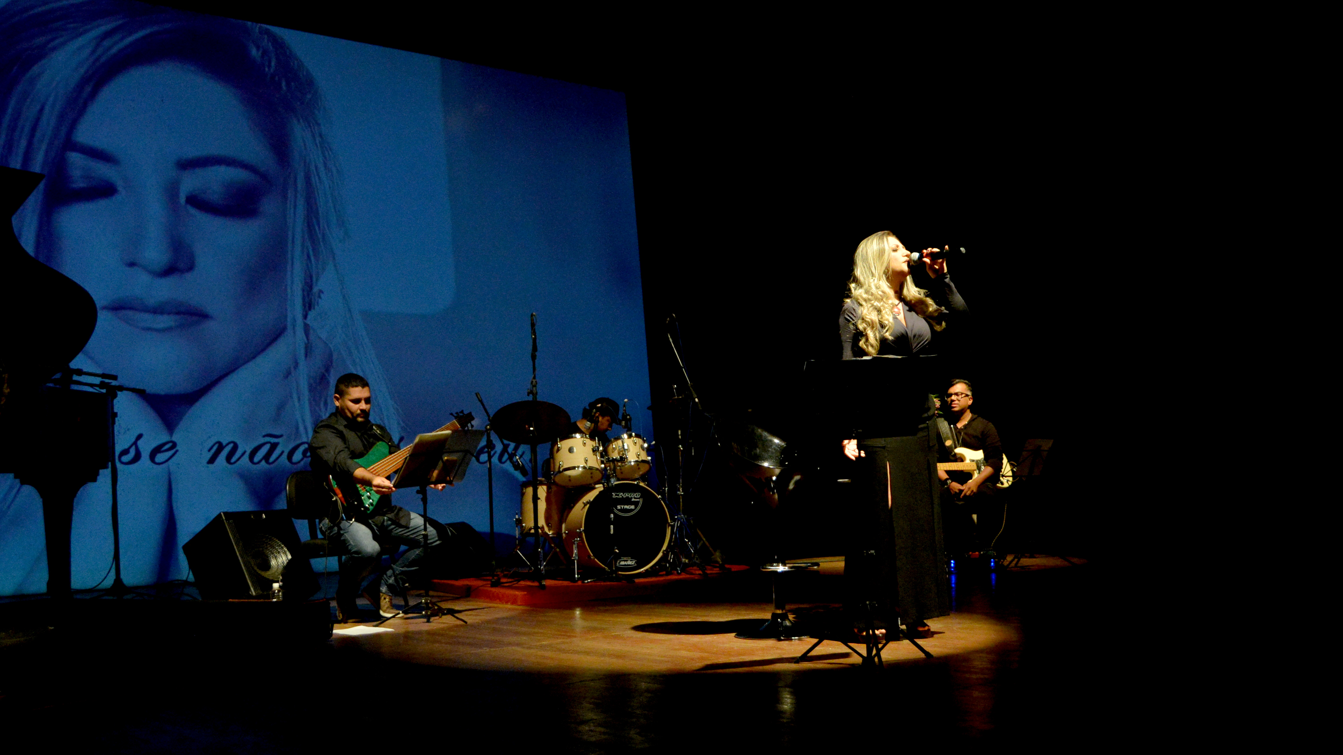 Música e Poesia marcaram o show, Não Seja Pouco, de Anne Raely