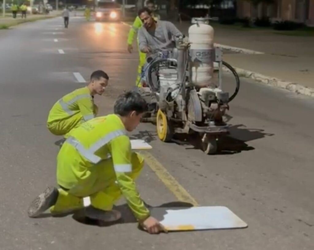 Equipes da Semob trabalham na sinalização viária horizontal e vertical na Avenida Orla 14