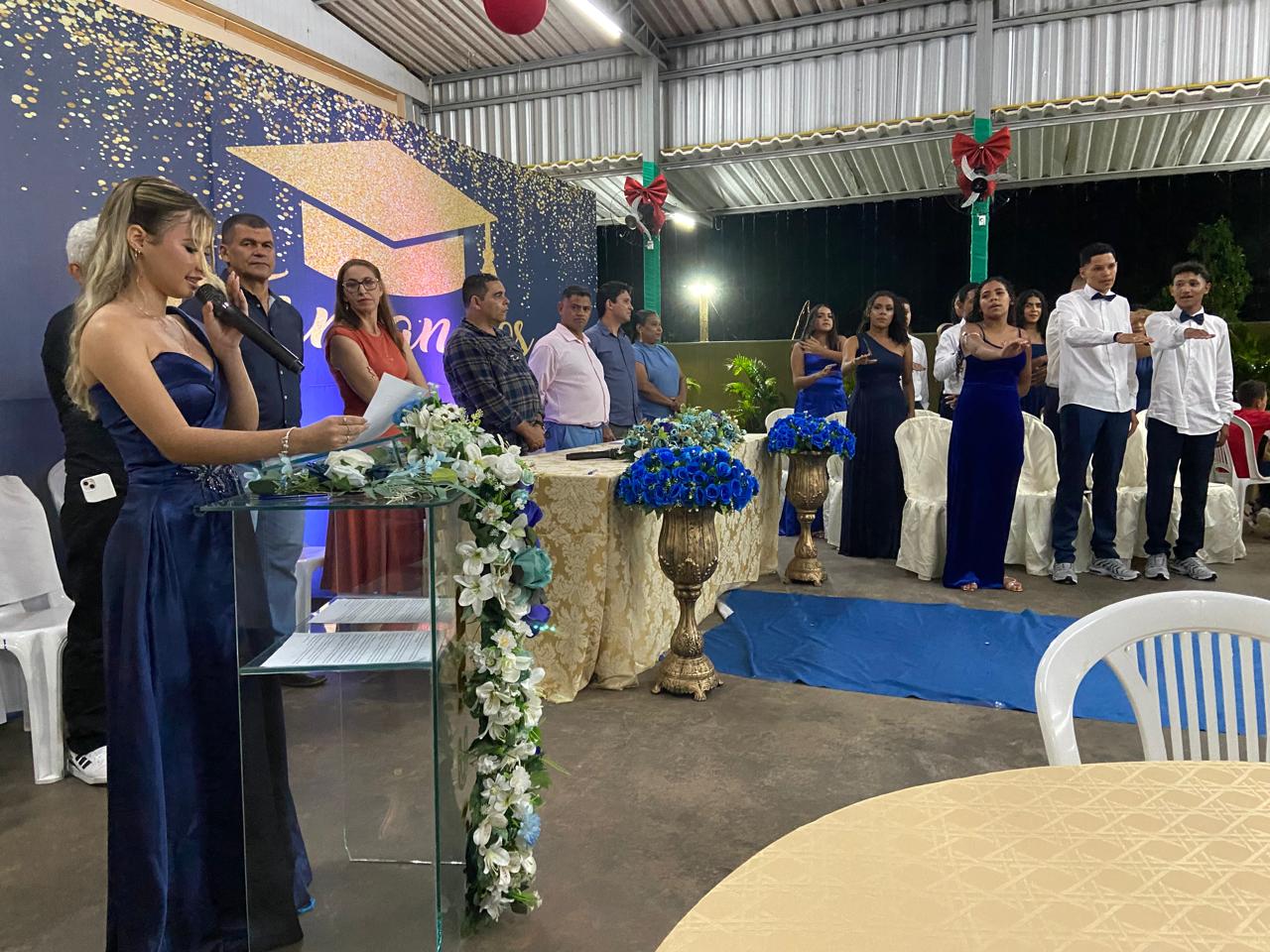 Momentos especiais como entrada oficial dos formandos, execução do Hino Nacional, pronunciamentos e entrega individual dos certificados marcaram a noite de festa