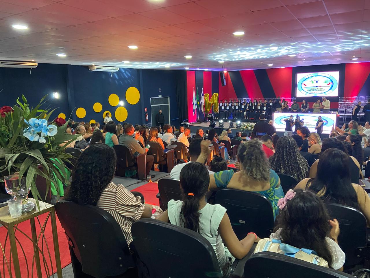 Momento de celebração pela conclusão de uma importante etapa da trajetória educacional dos alunos
