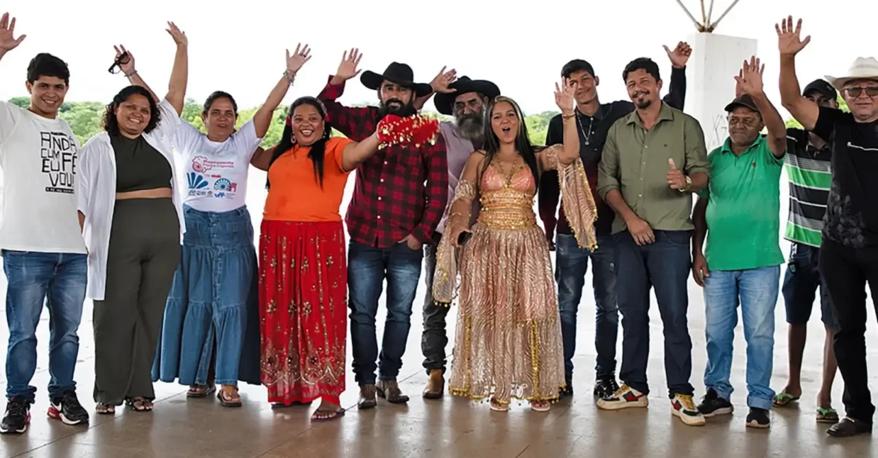 A presidente da Associação das Etnias Ciganas de Tradição e Inclusão do Norte do Tocantins (Acek-Patins), Ana Cleia Ribeiro, com parte da população cigana que reside tem Palmas