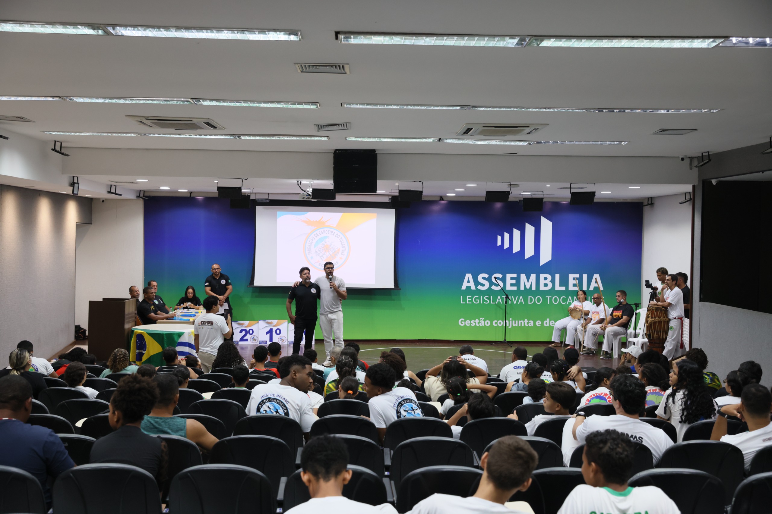O presidente da Fecatins, Mestre Índio, e o secretário José Eduardo de Azevedo, durante a abertura da III Etapa do Campeonato de Capoeira do Tocantins - Foto: Francisco Barros 