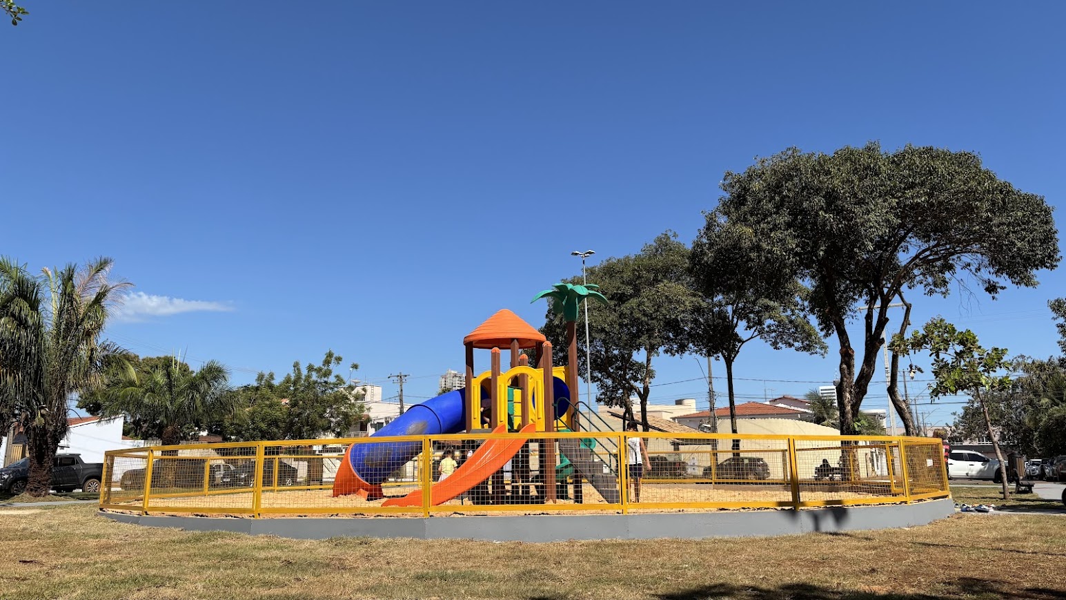 Local também recebeu parque infantil 