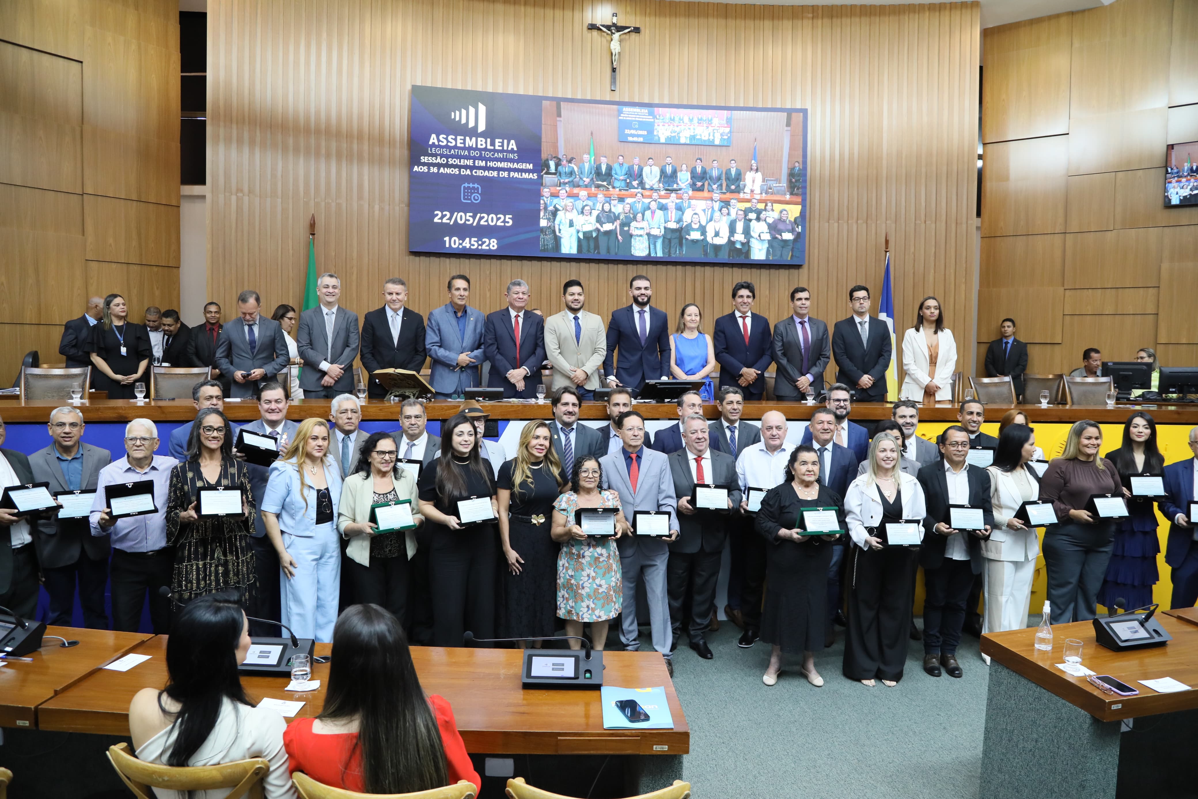 Parlamentares homenagearam cidadãos palmenses pela contribuição para o desenvolvimento da Capital 