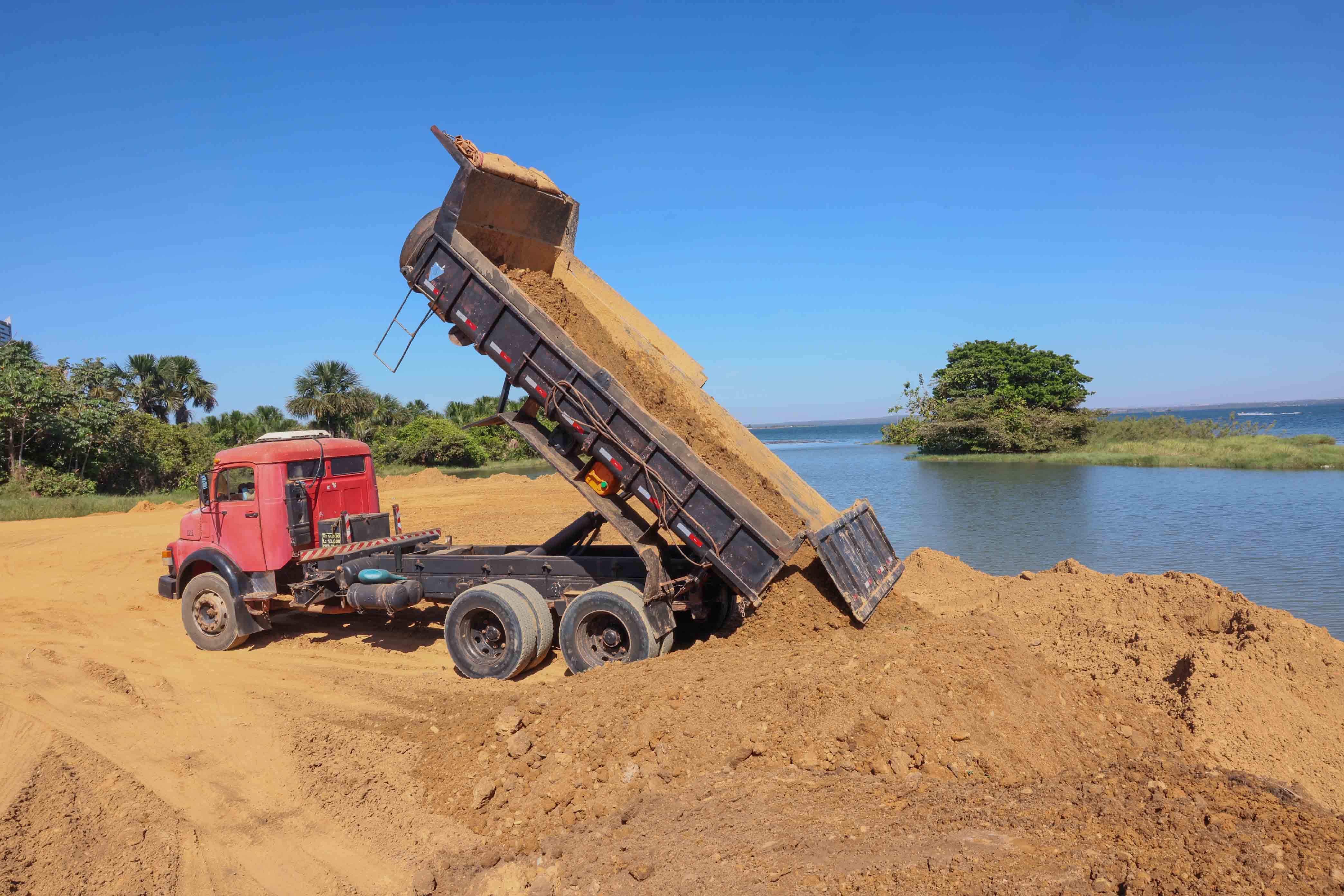 Prefeitura de Palmas inicia obra de ampliação da faixa de areia da Praia da Graciosa e desabilitará paredão de contenção