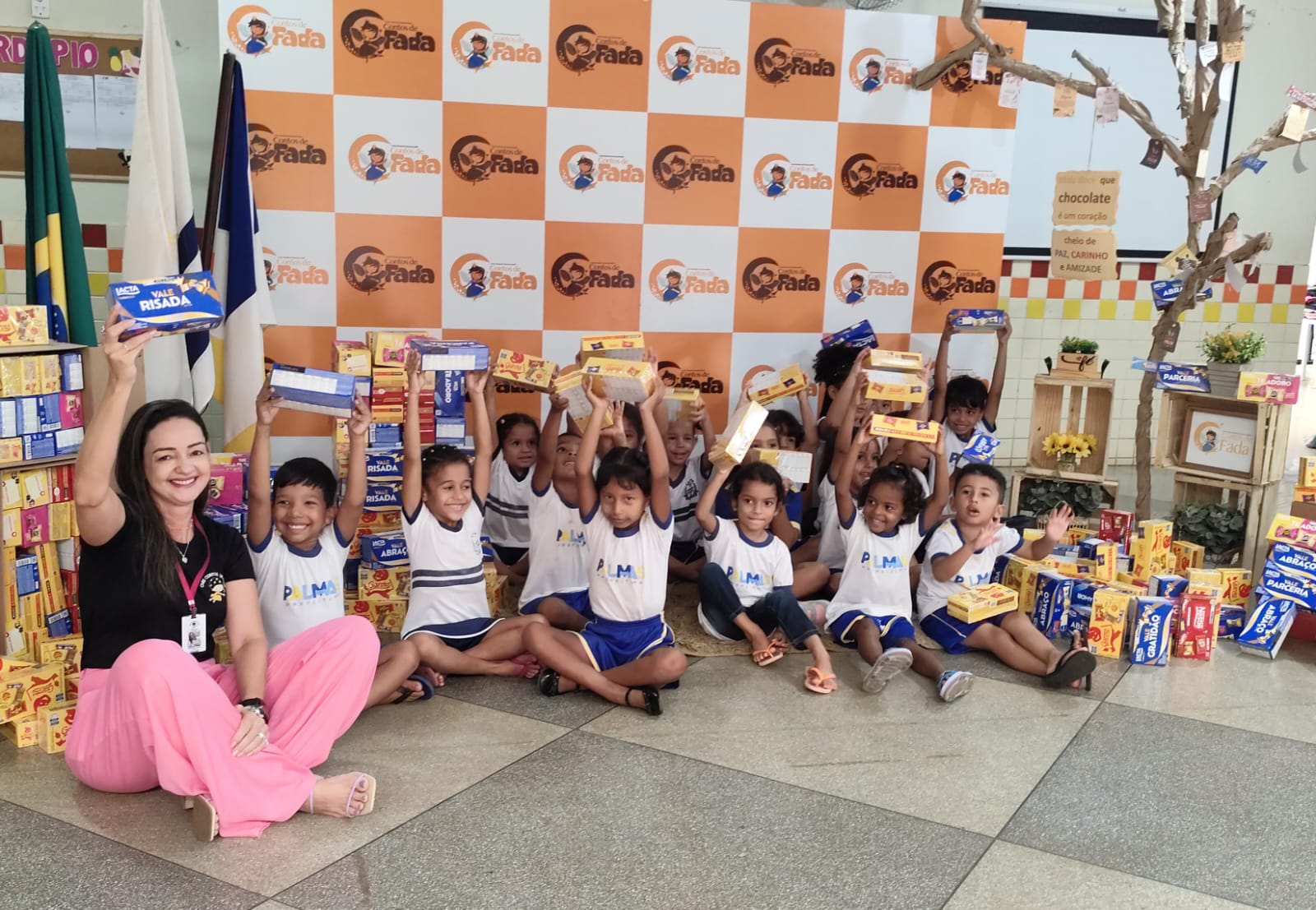 Diretora Christina Dayane Aires comemora, com as crianças da Unidade, a entrega de centenas de caixas de chocolate pelo TCE/TO