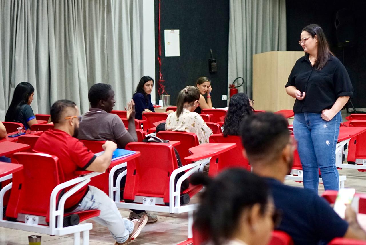 No encontro, a formadora da Semed, Graça Alves, abordou a temática da Organização Curricular e Pedagógica - Foto: Pedro Barbosa