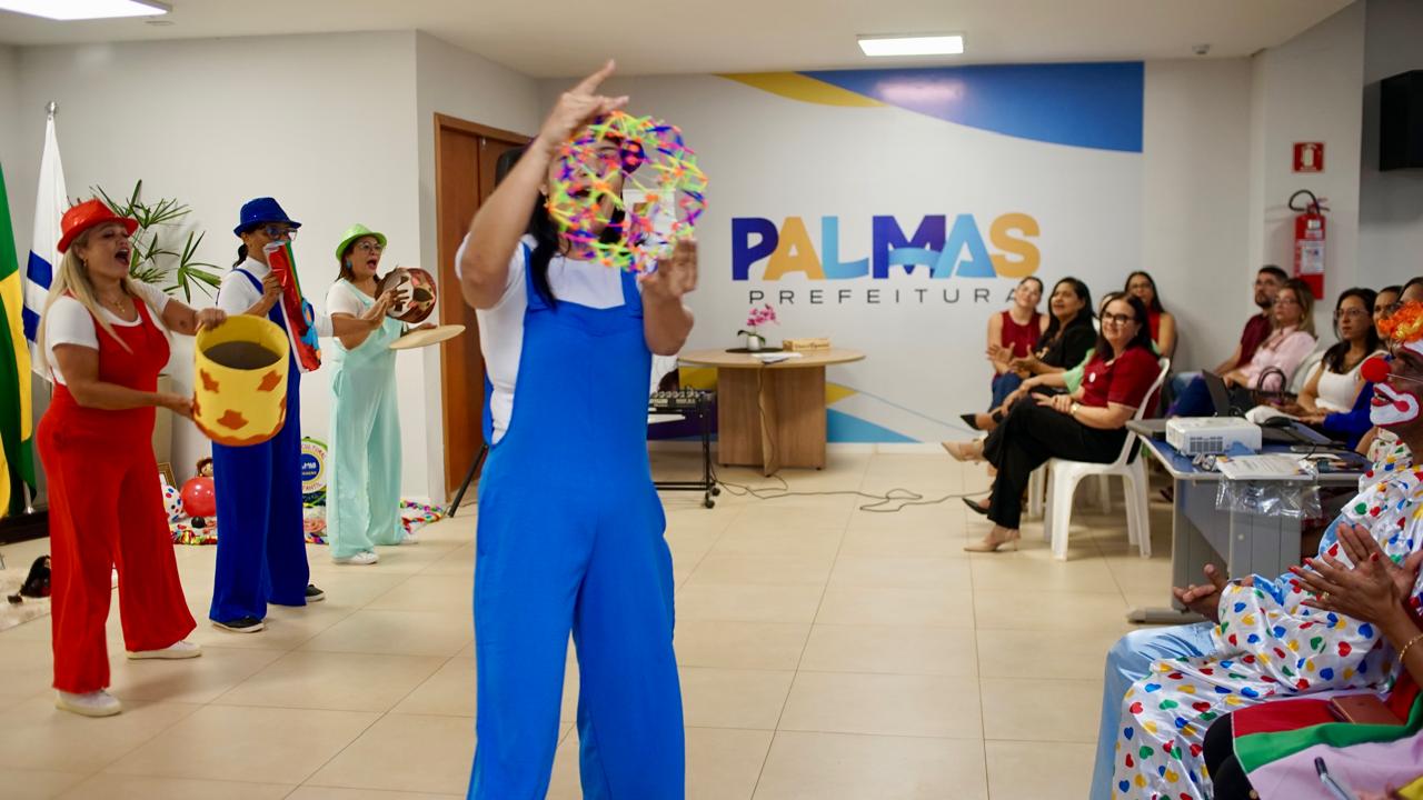 Grupo de teatro ‘Doce Educa’, formado por professores do Cmei Mundo Feliz fez abertura da solenidade com musicalidade, movimento e contação de história  - Pedro Barbosa