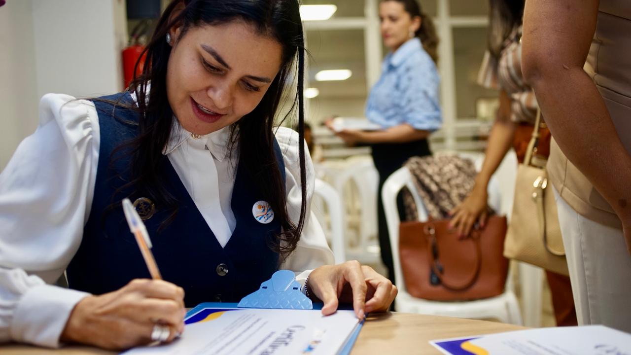 Secretária Anice Moura assinou todos os certificados entregues aos diretores - Pedro Barbosa