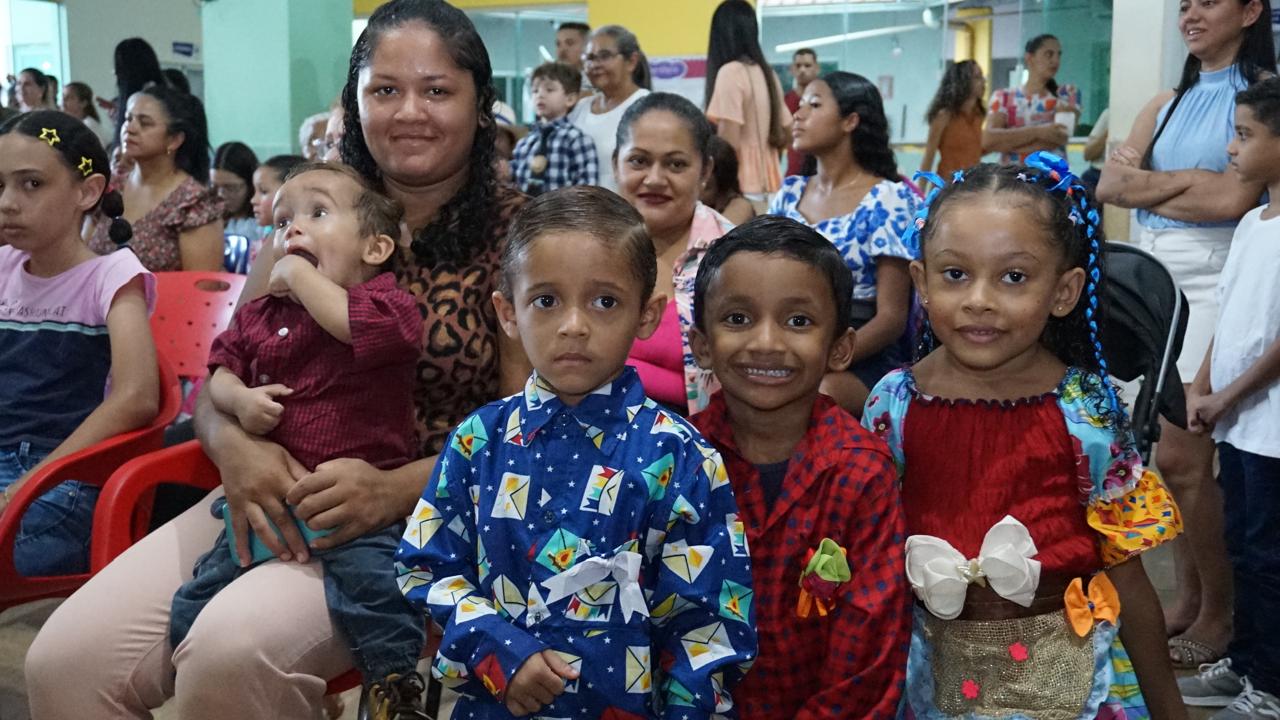 Denise de Souza prestigiou as apresentações dos filhos - Foto: Pedro Barbosa
