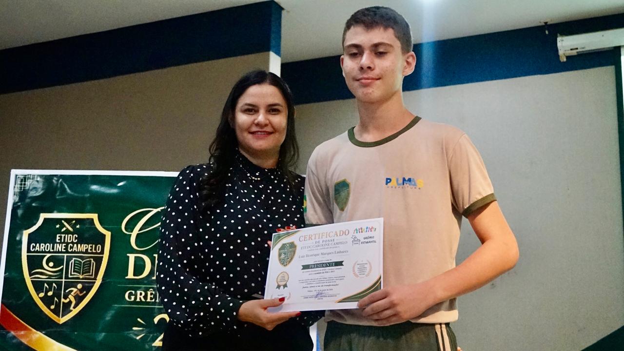 Secretária Anice Moura entrega termo de posse ao presidente eleito Luiz Henrique Marques Linhares